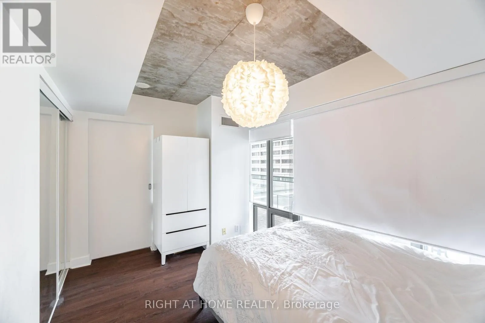 605 - 22 WELLESLEY STREET E