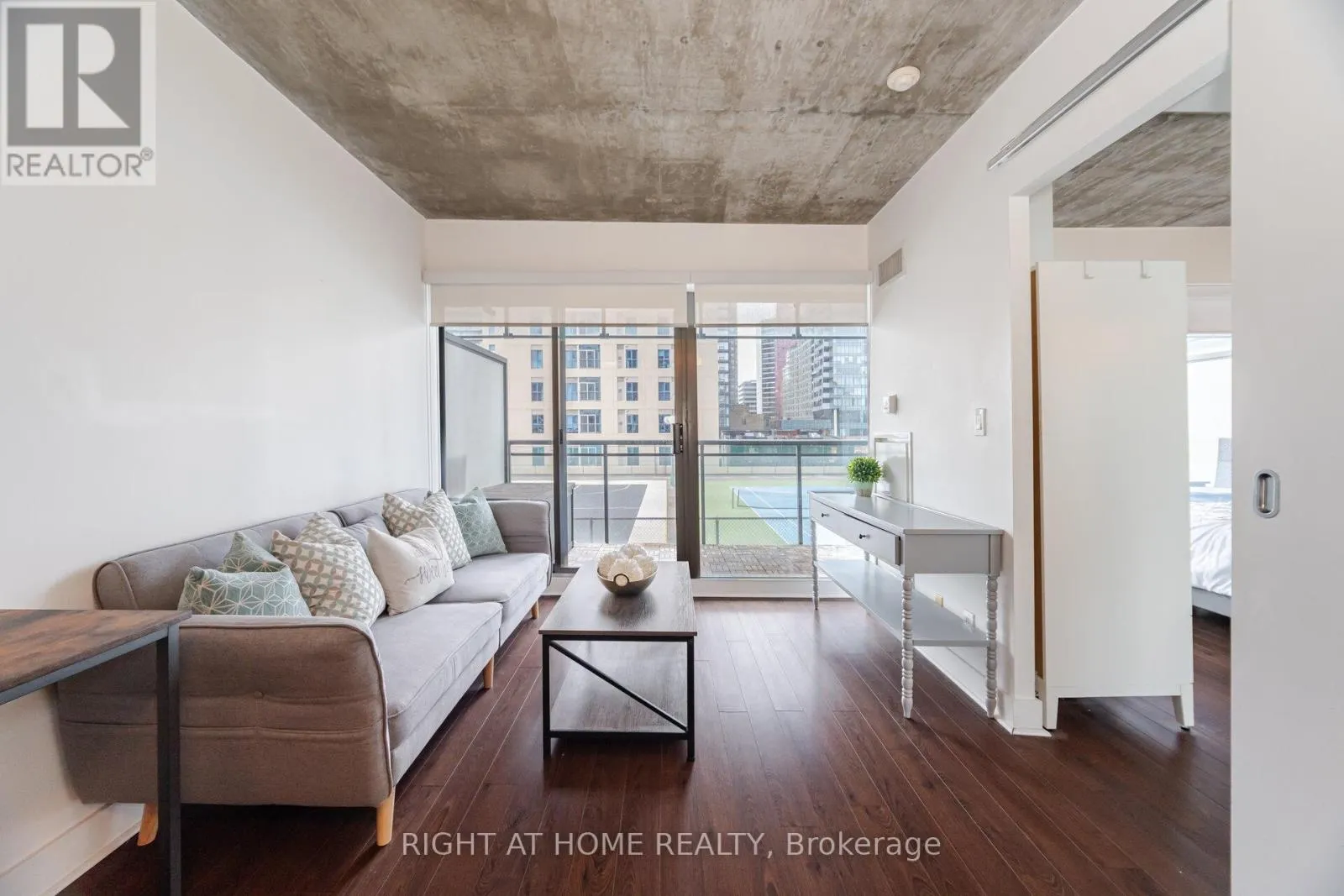 605 - 22 WELLESLEY STREET E
