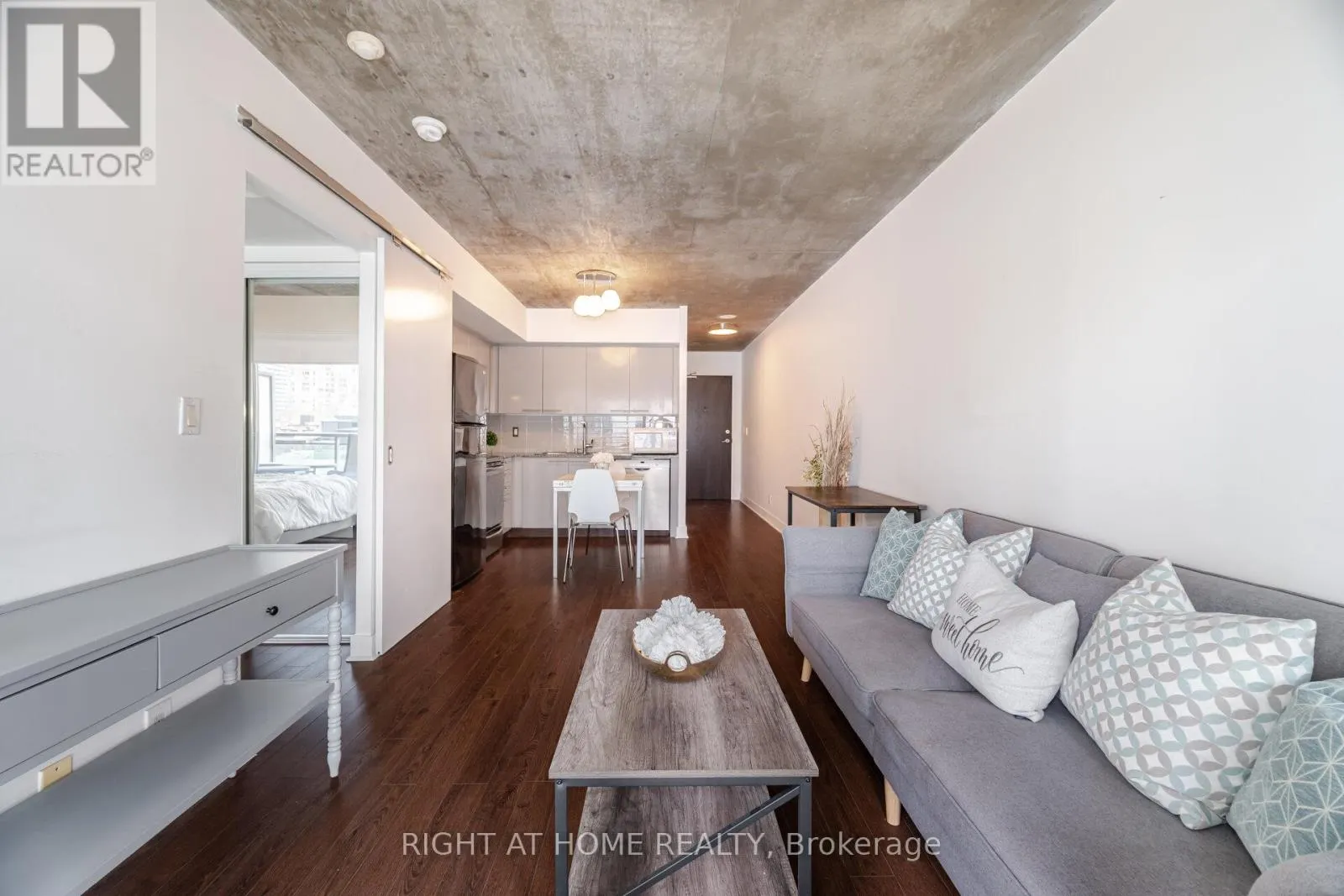 605 - 22 WELLESLEY STREET E