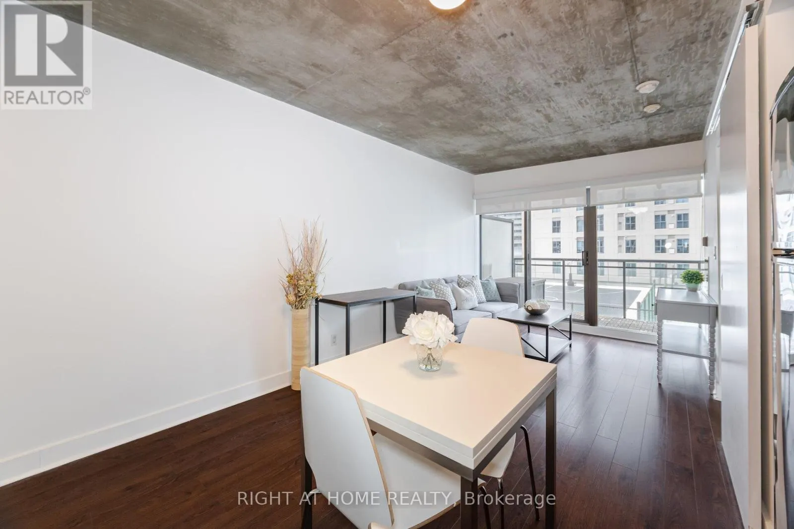 605 - 22 WELLESLEY STREET E
