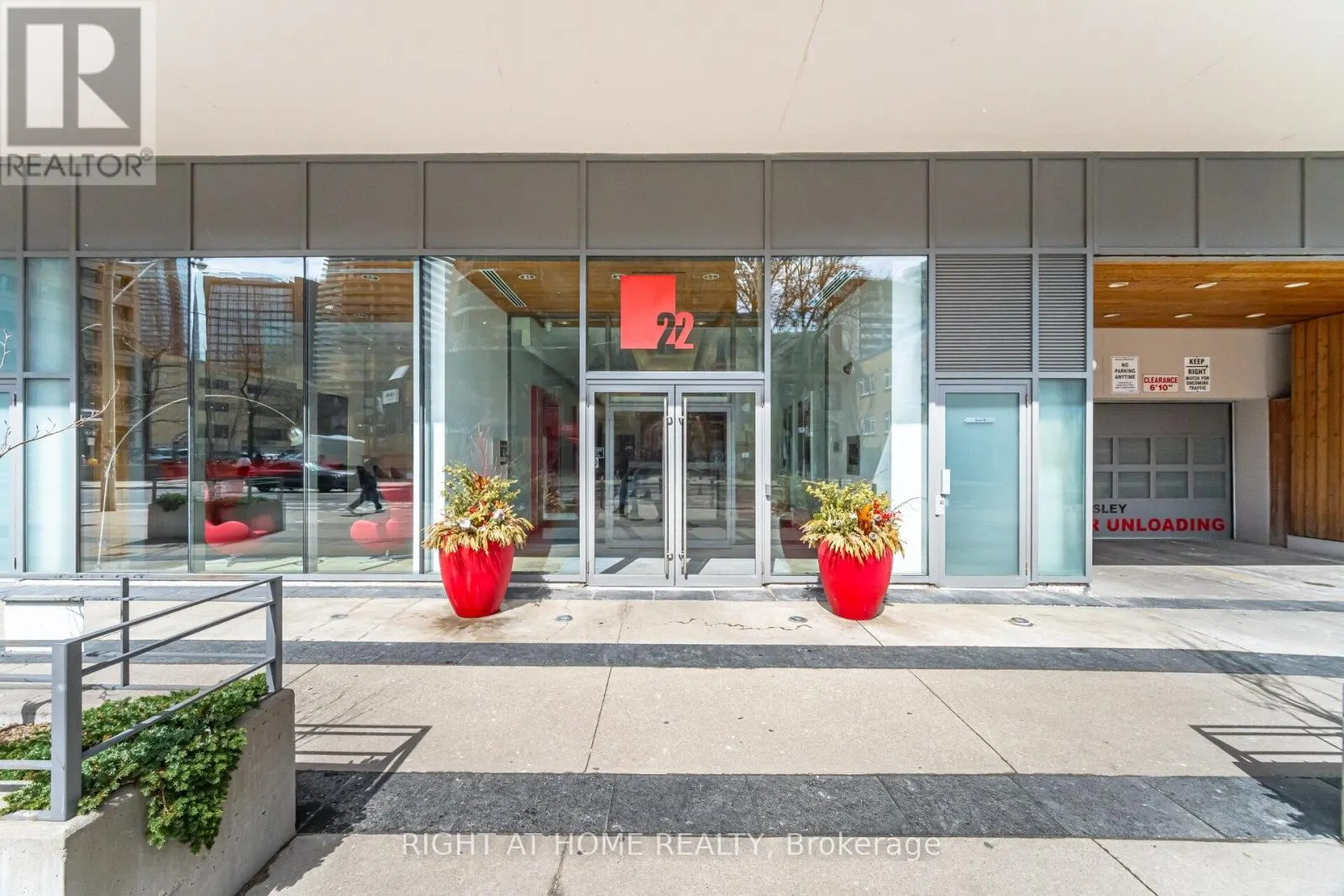 605 - 22 WELLESLEY STREET E