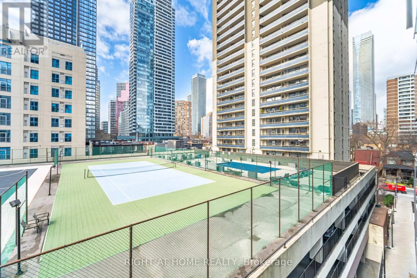 605 - 22 WELLESLEY STREET E