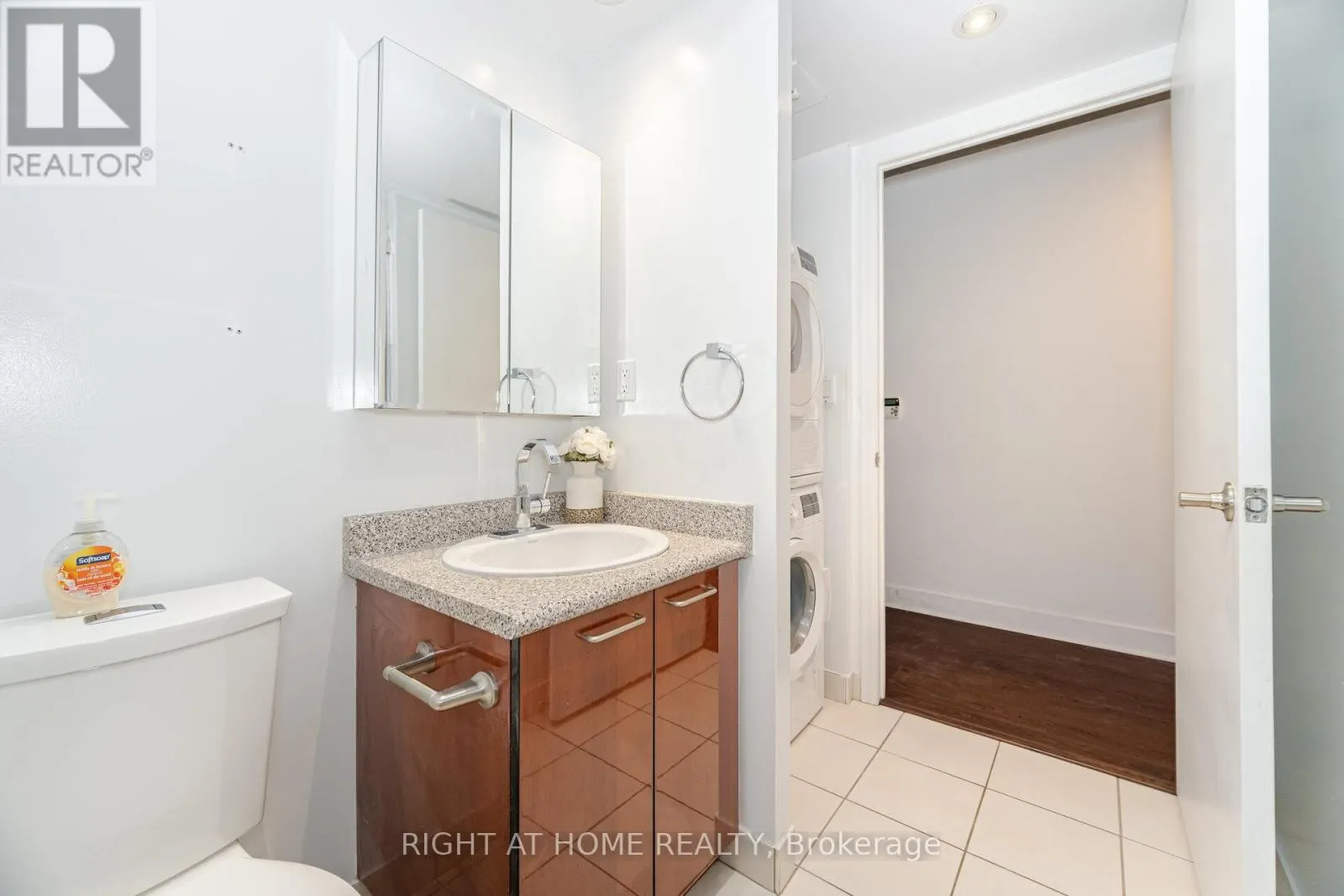 605 - 22 WELLESLEY STREET E