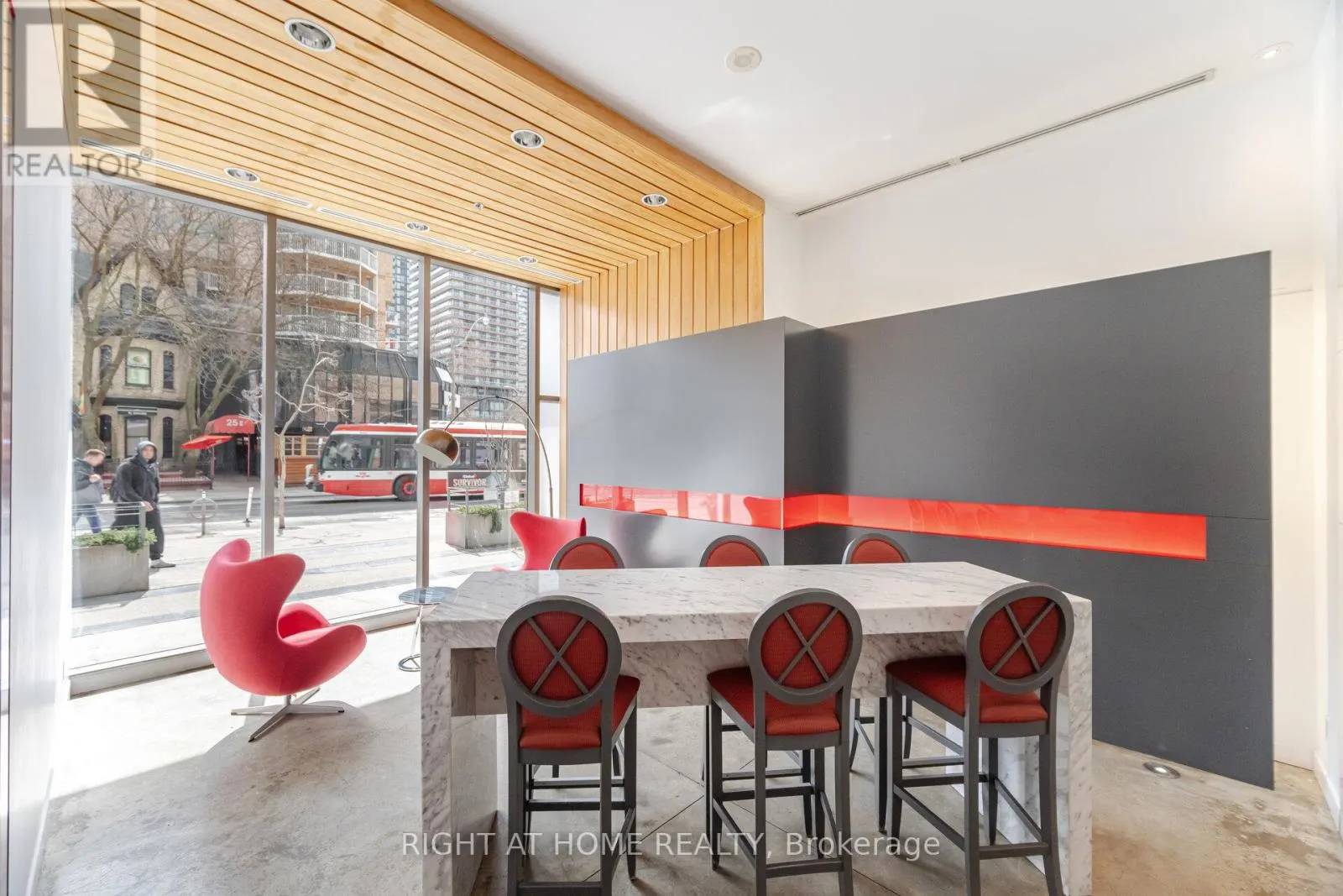 605 - 22 WELLESLEY STREET E