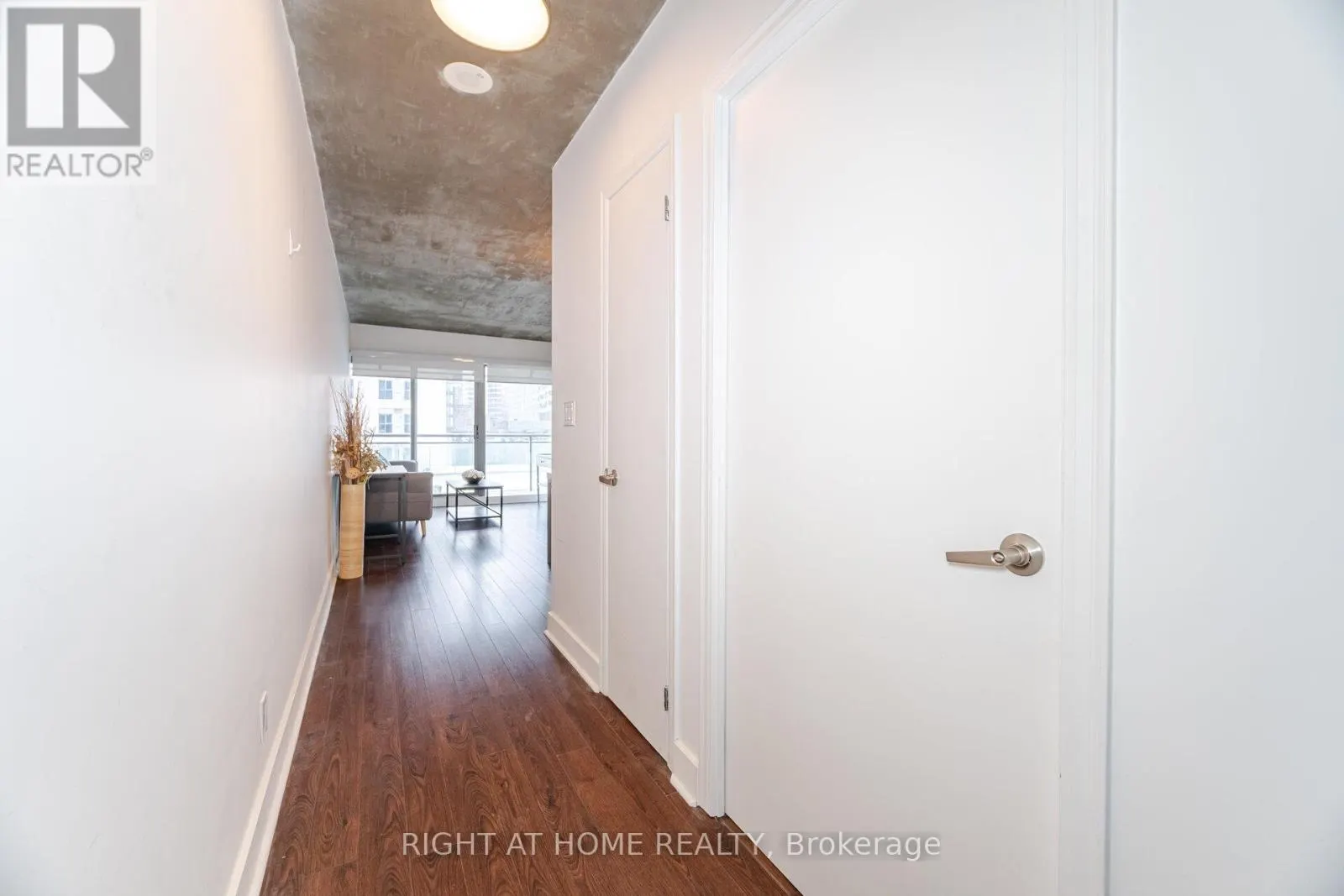 605 - 22 WELLESLEY STREET E
