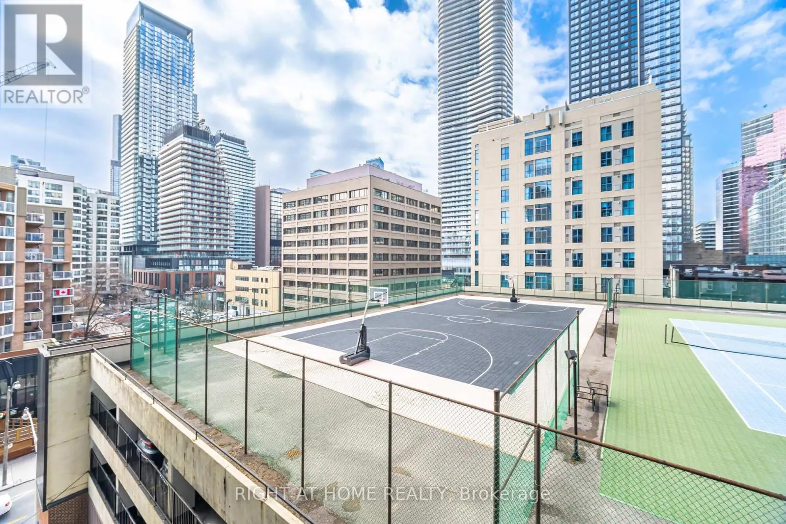 605 - 22 WELLESLEY STREET E