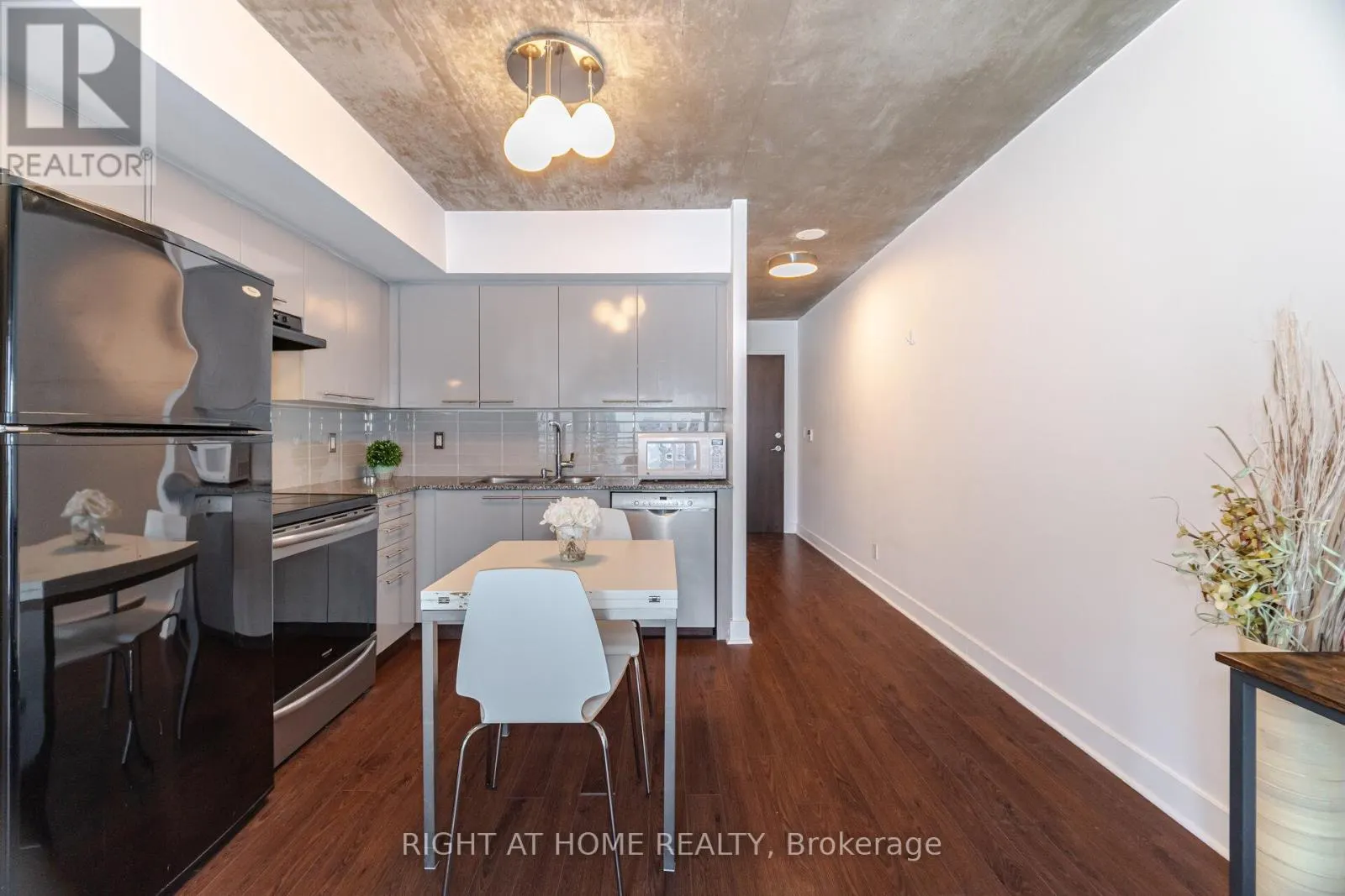 605 - 22 WELLESLEY STREET E