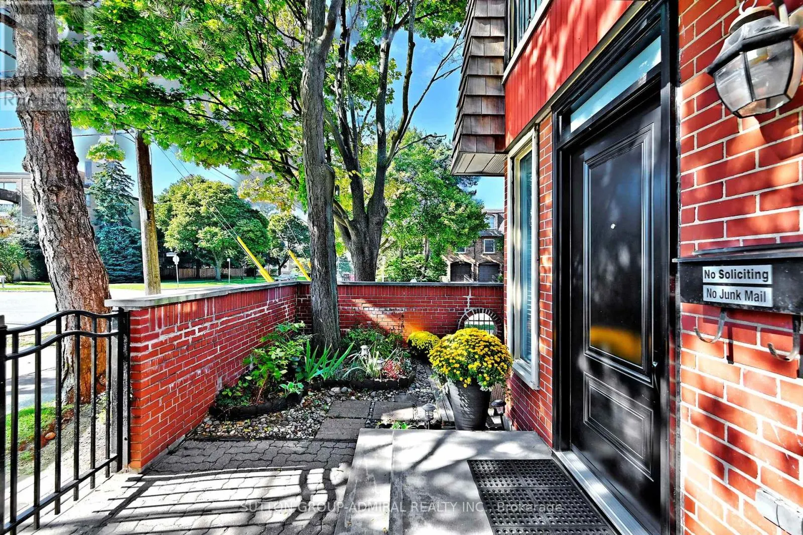 1 - 69 UPPER CANADA DRIVE
