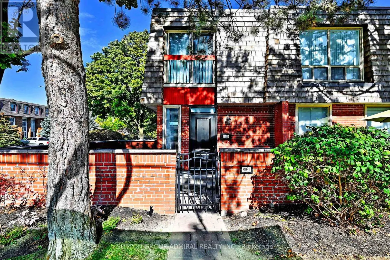 1 - 69 UPPER CANADA DRIVE