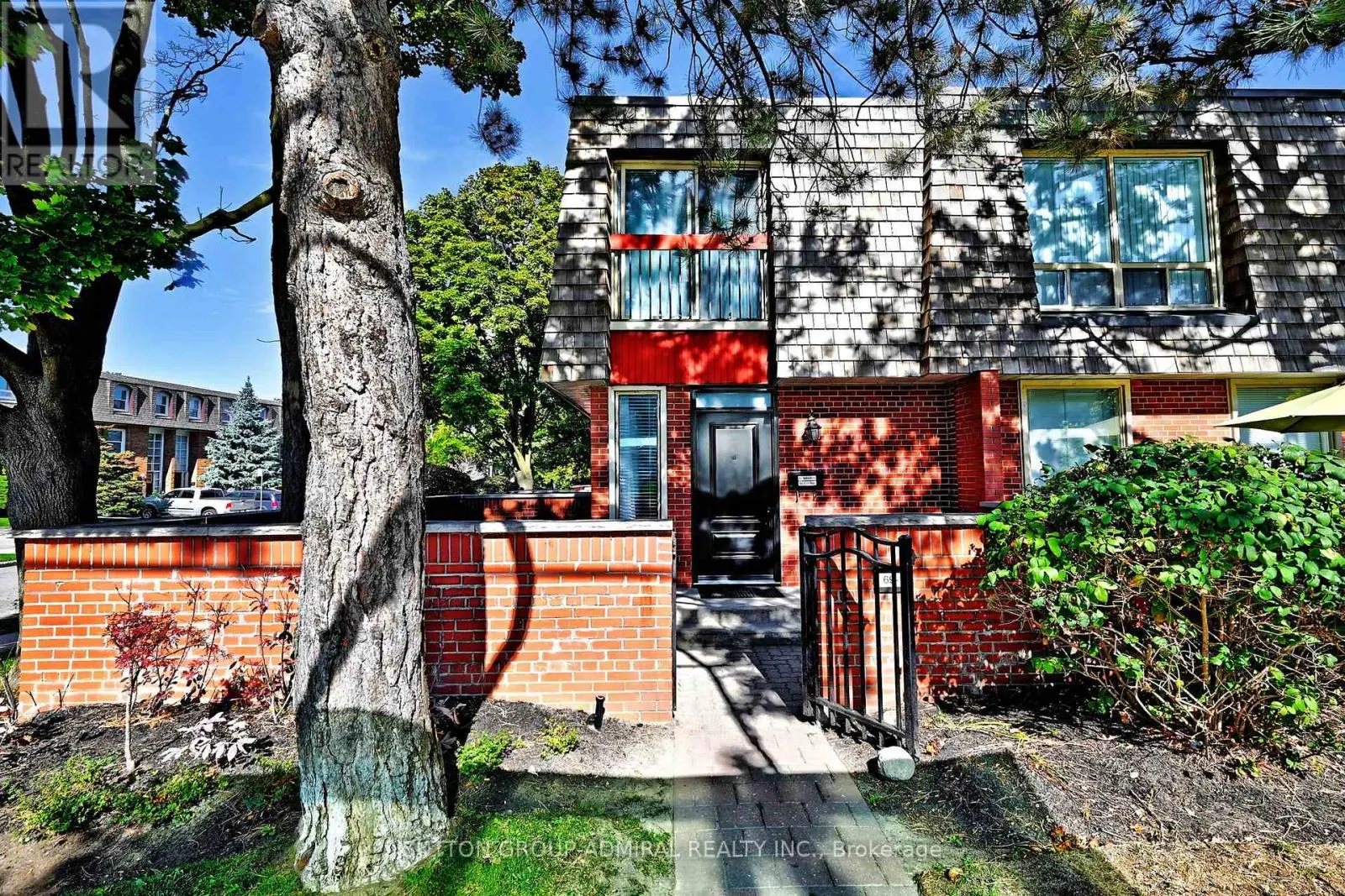 1 - 69 UPPER CANADA DRIVE