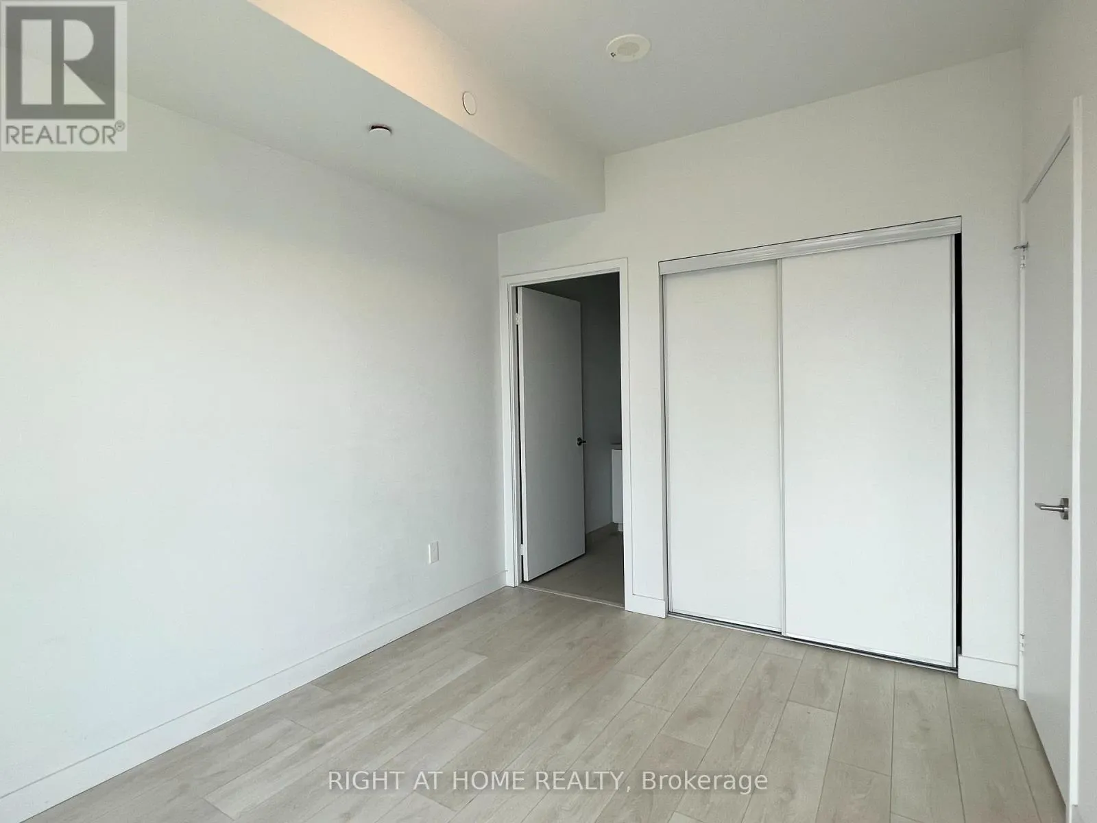 5001 - 8 EGLINTON AVENUE E