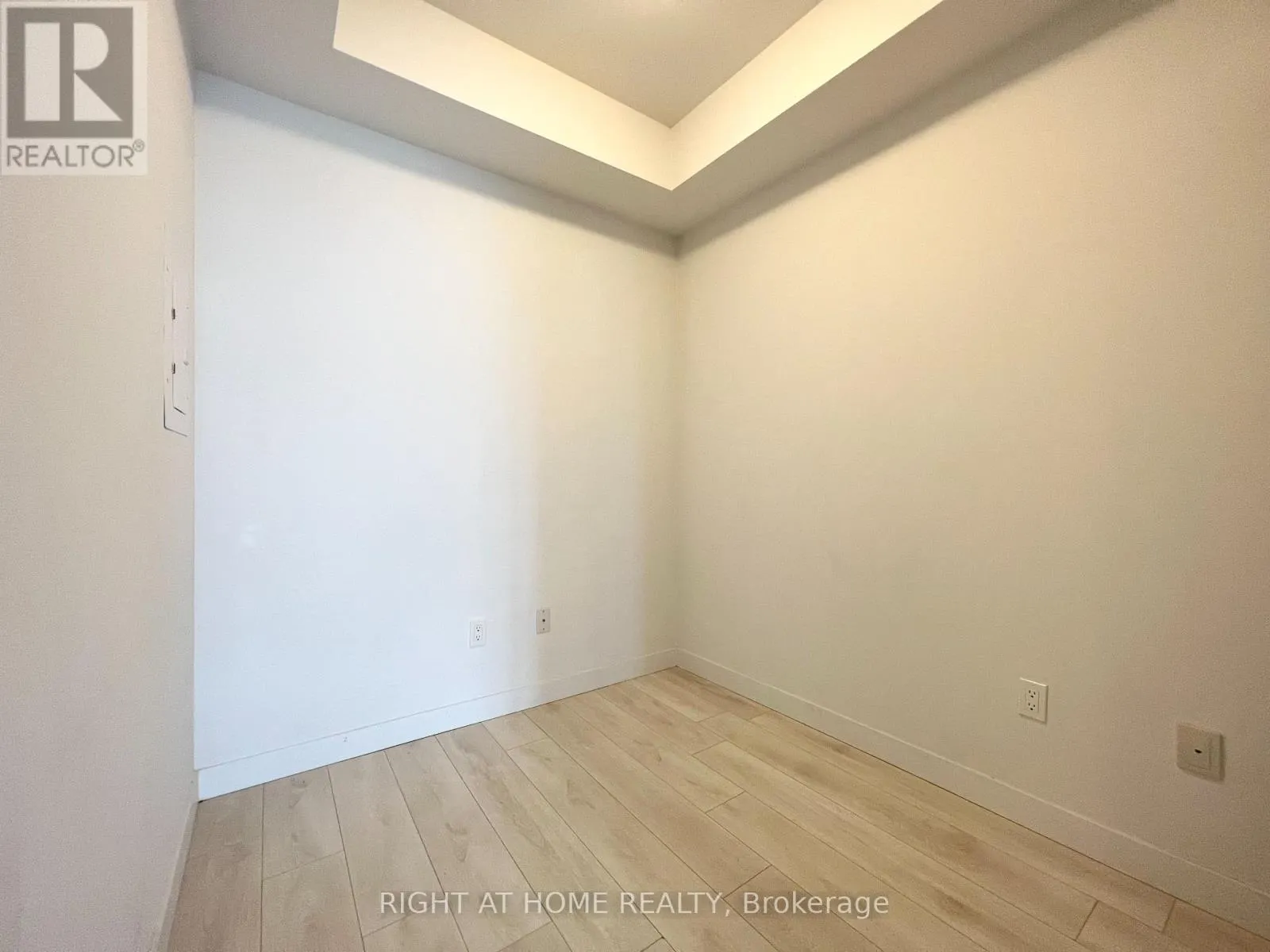 5001 - 8 EGLINTON AVENUE E