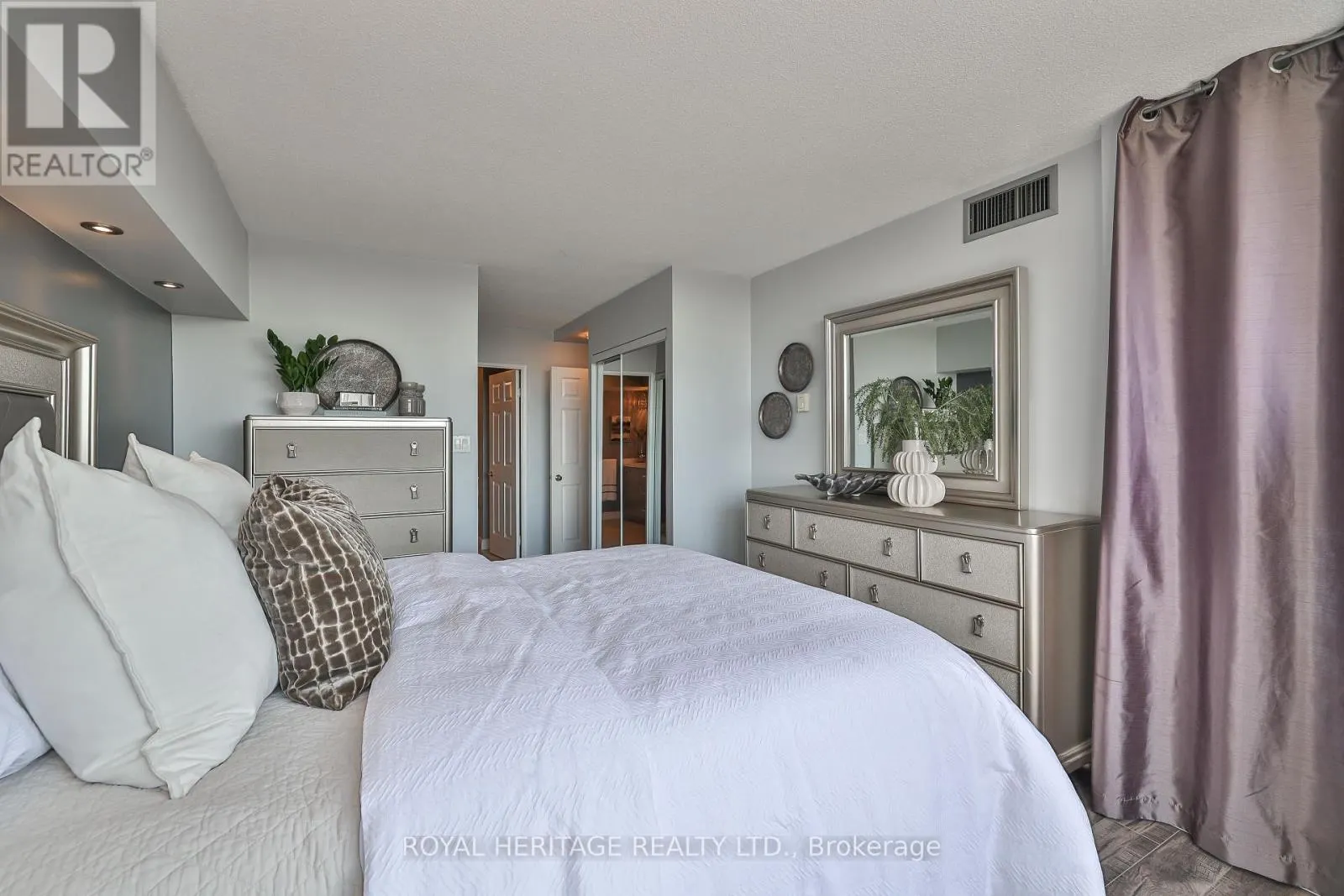 806 - 10 TORRESDALE AVENUE