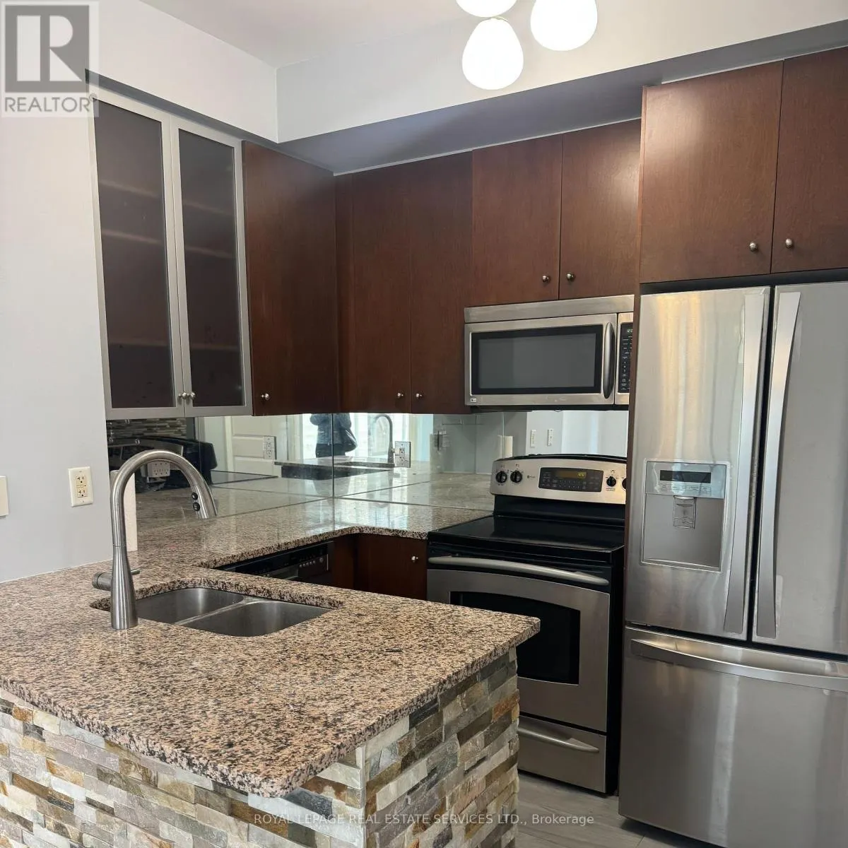 405 - 18 YORKVILLE AVENUE