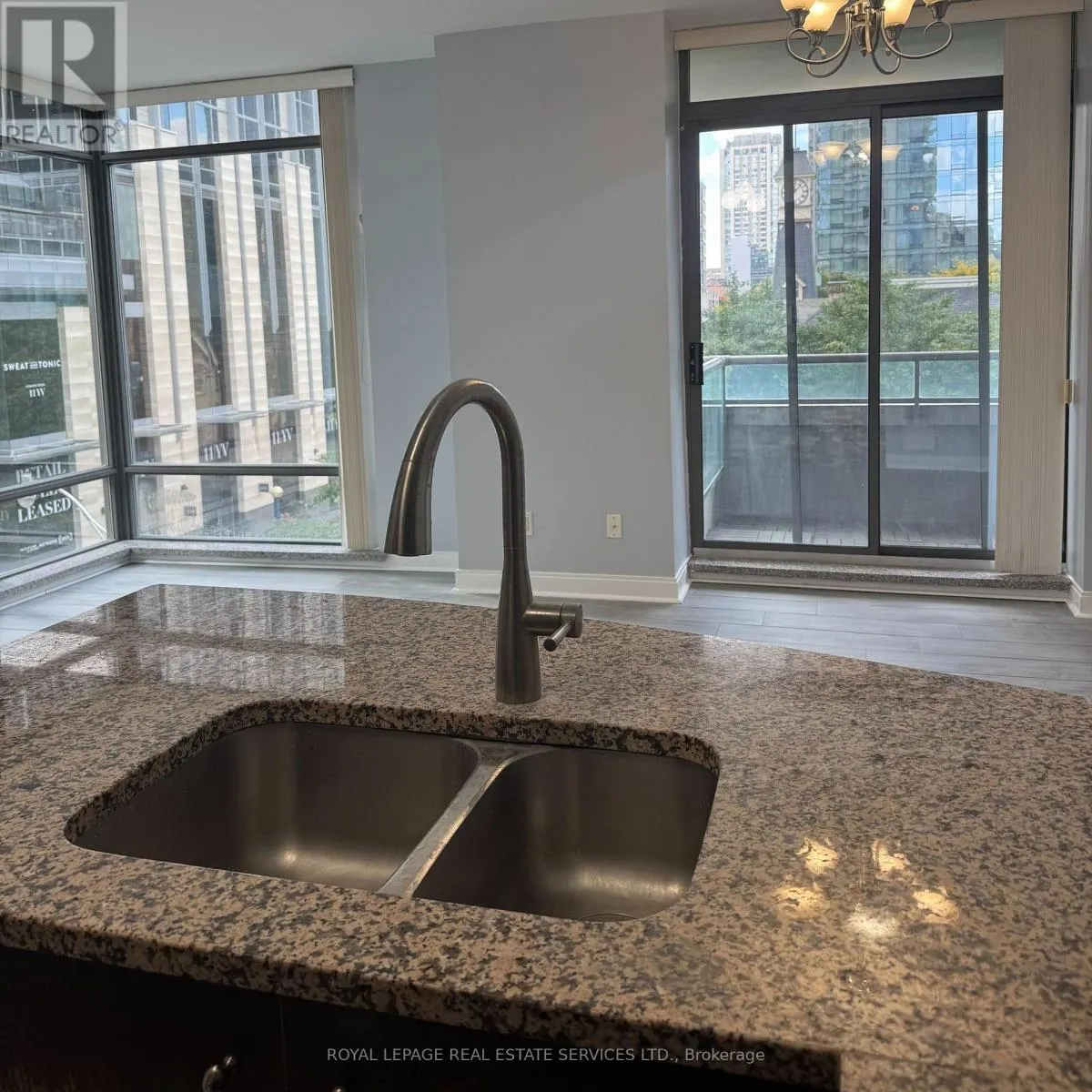 405 - 18 YORKVILLE AVENUE