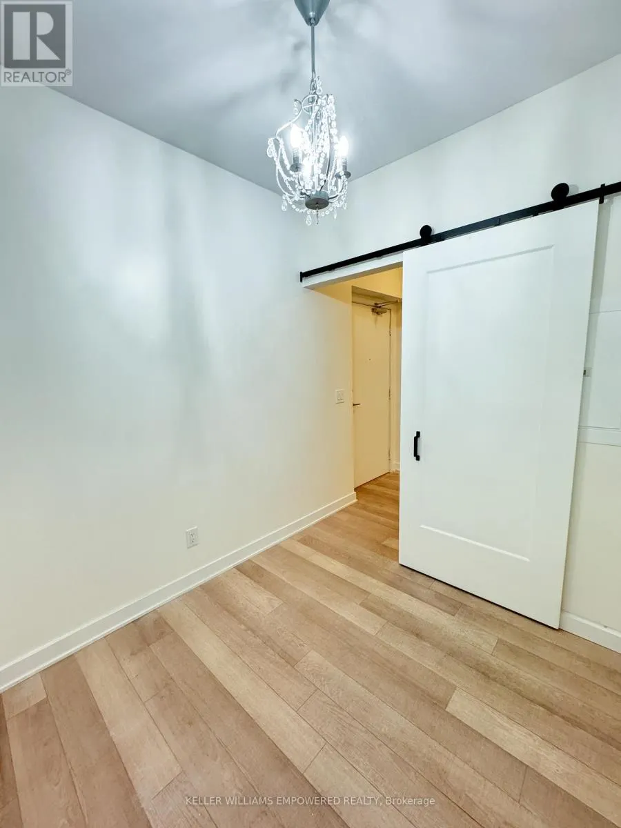 406 - 210 SIMCOE STREET