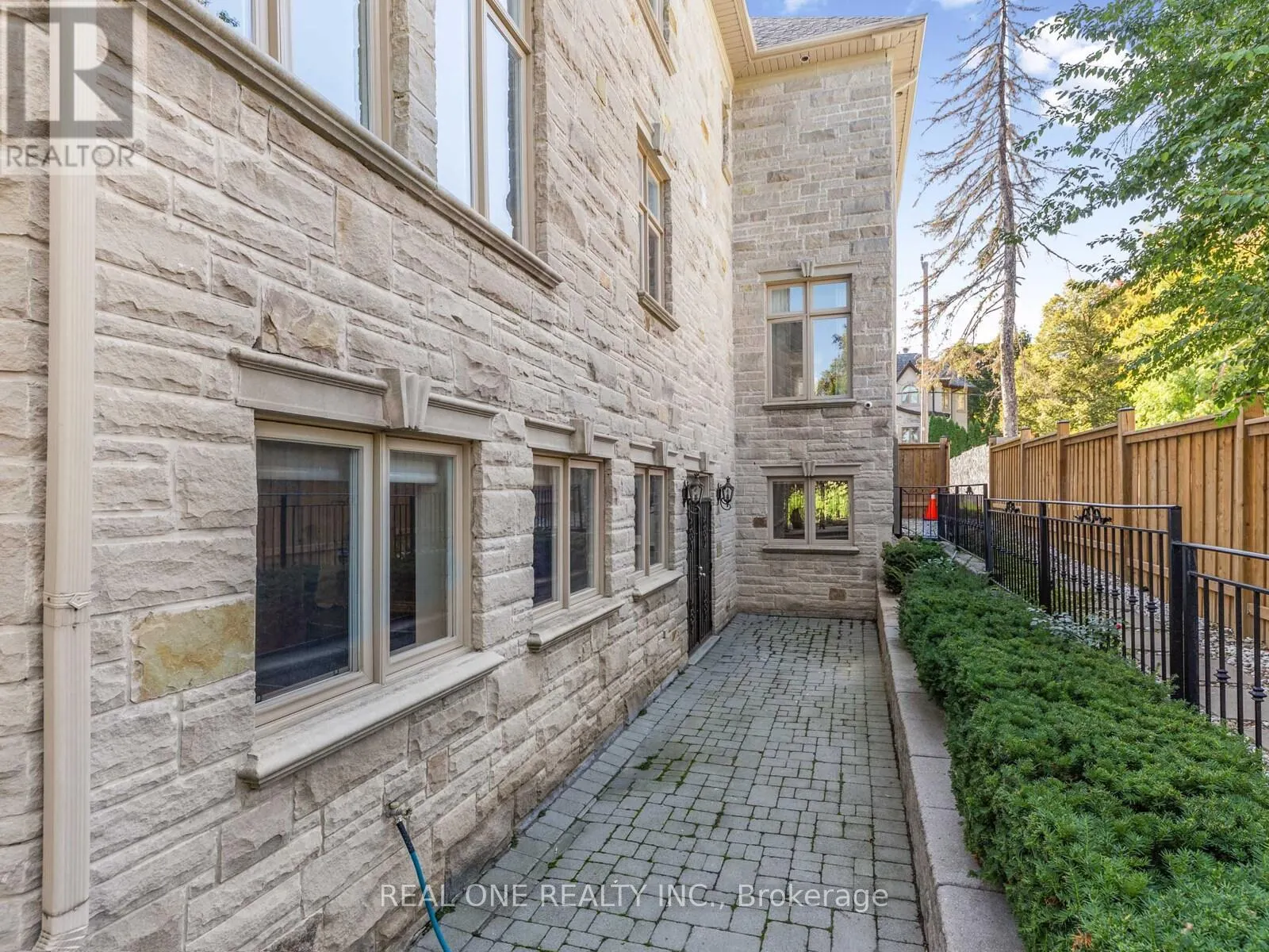 25 DEMPSEY CRESCENT