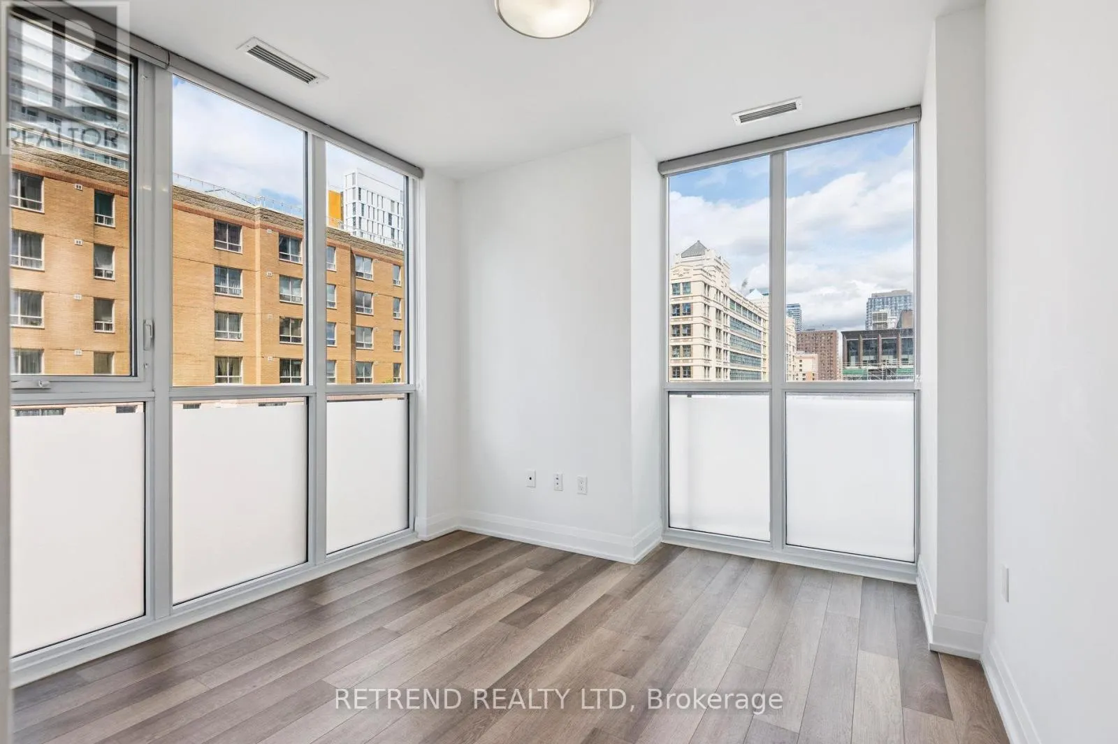 908 - 77 MUTUAL STREET