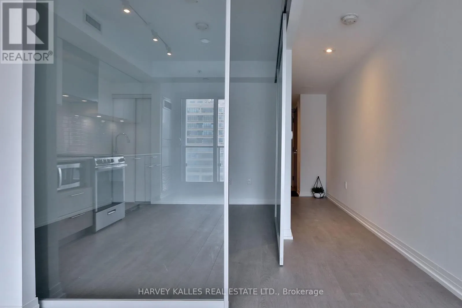 831 - 251 JARVIS STREET