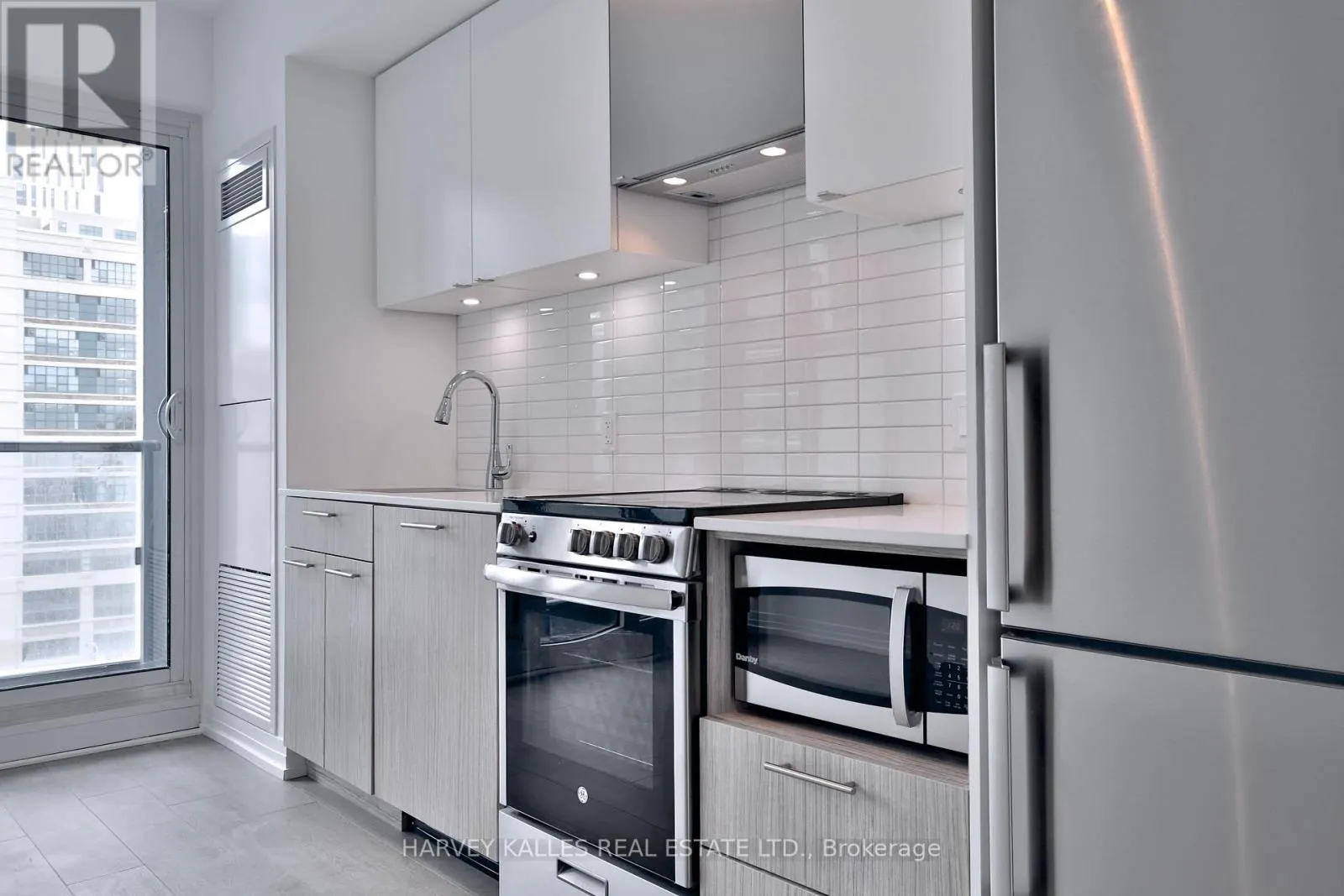 831 - 251 JARVIS STREET