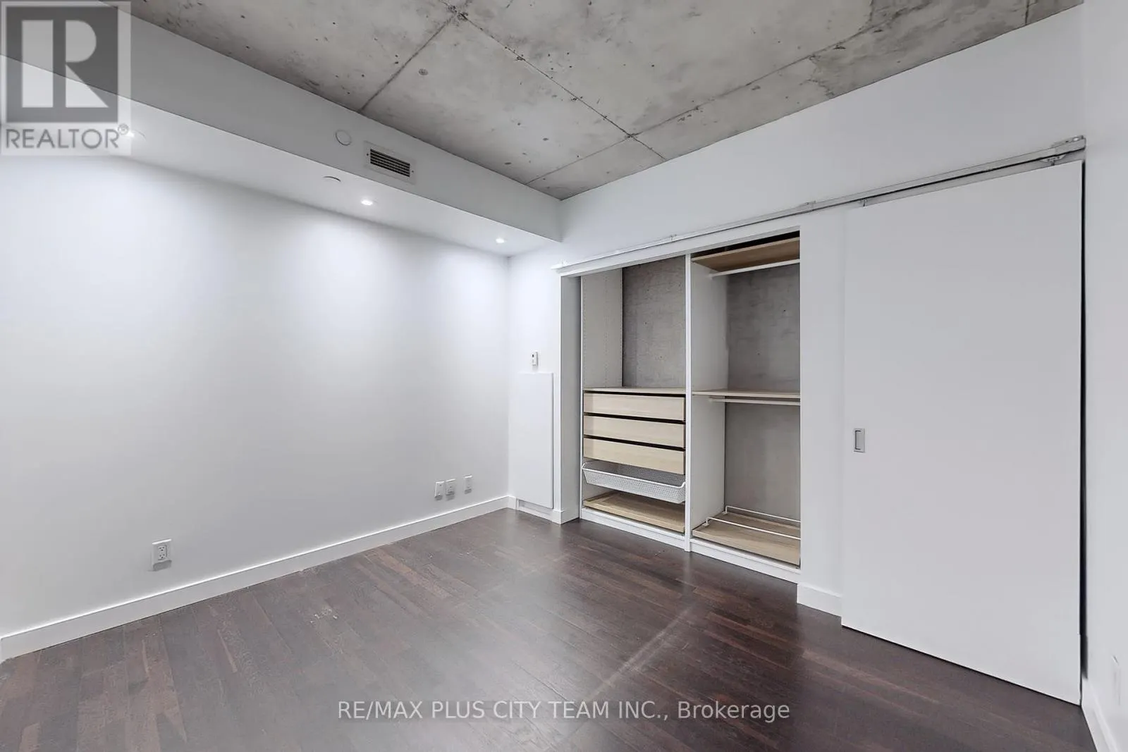 712 - 25 OXLEY STREET