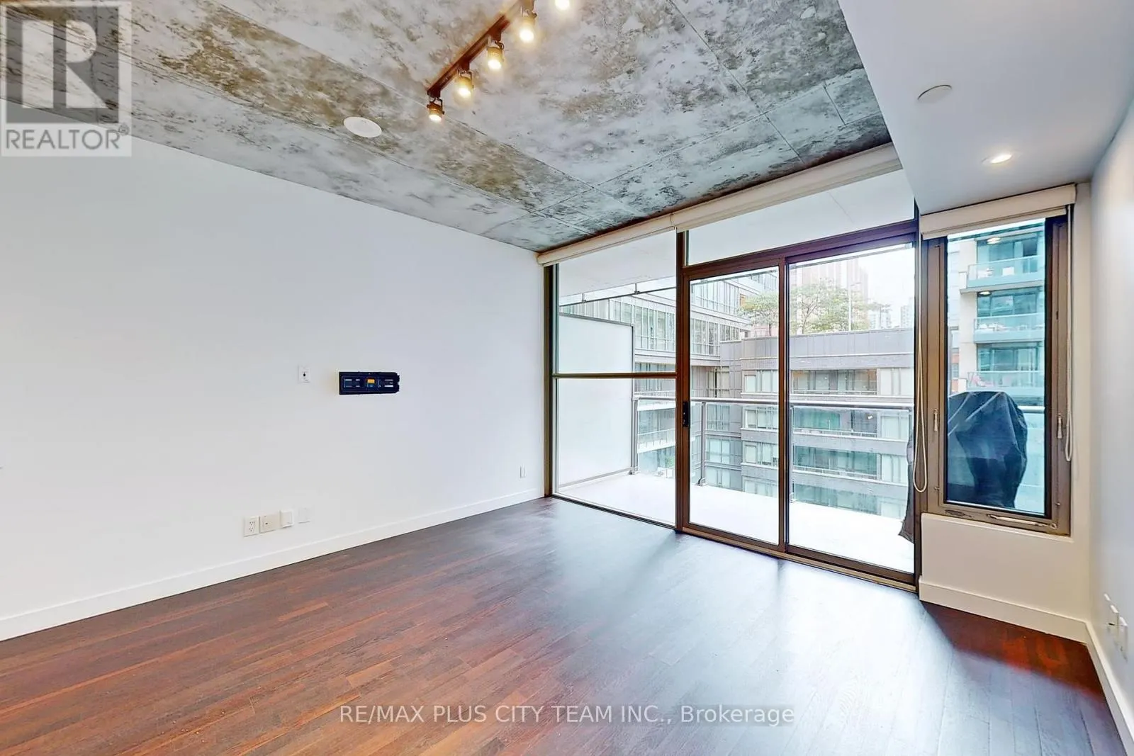 712 - 25 OXLEY STREET