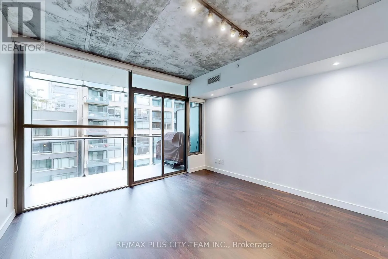 712 - 25 OXLEY STREET