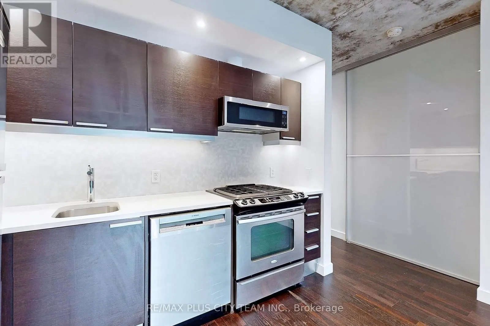 712 - 25 OXLEY STREET