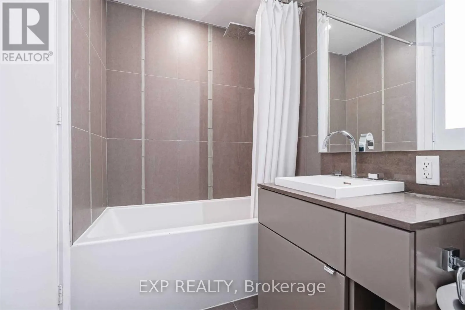 2202 - 101 PETER STREET W