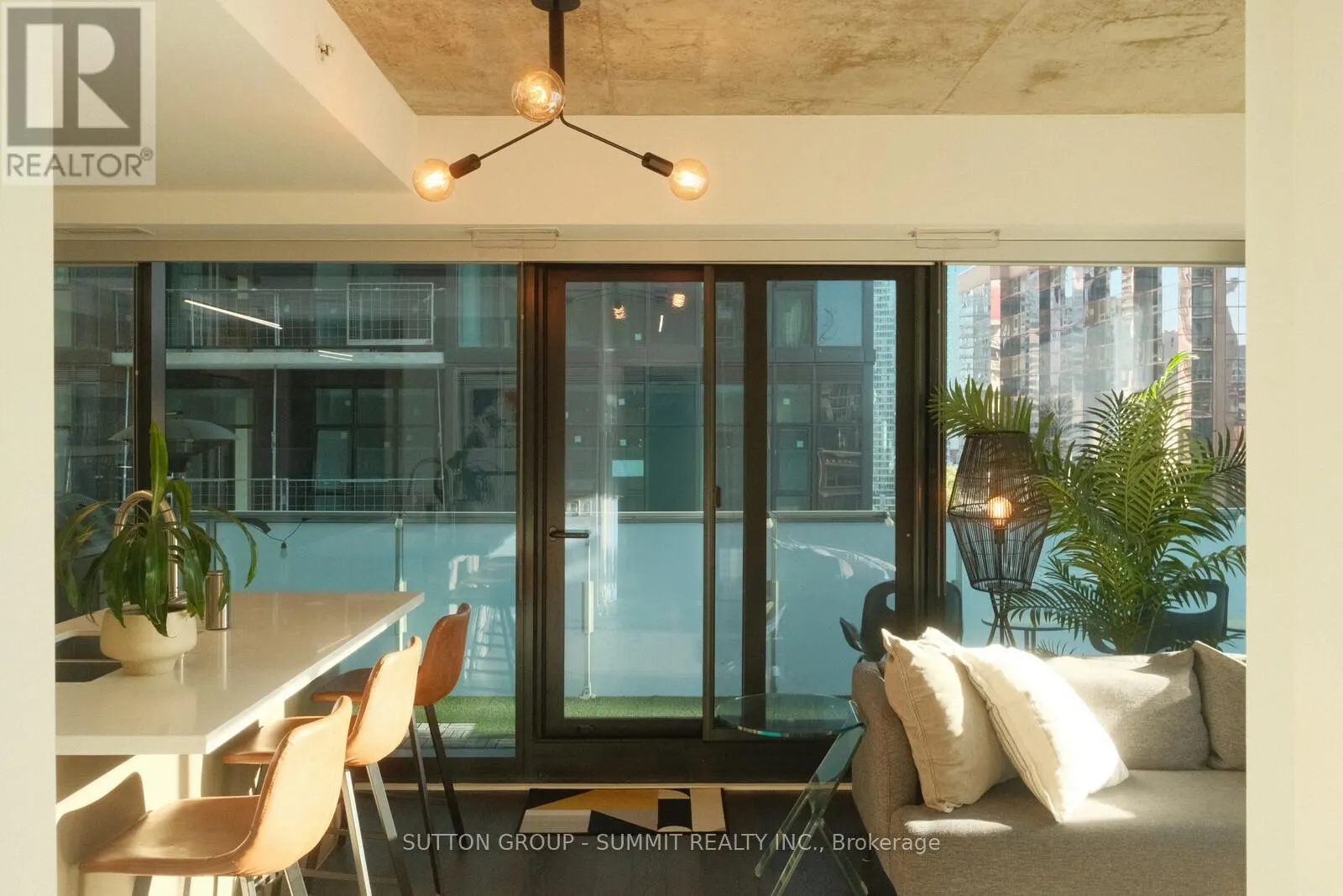 902 - 11 CHARLOTTE STREET