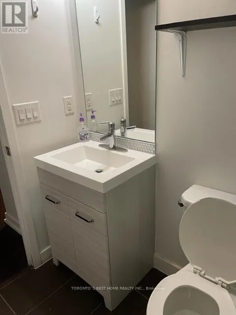 M BED - 422 LAKE SHORE BOULEVARD W