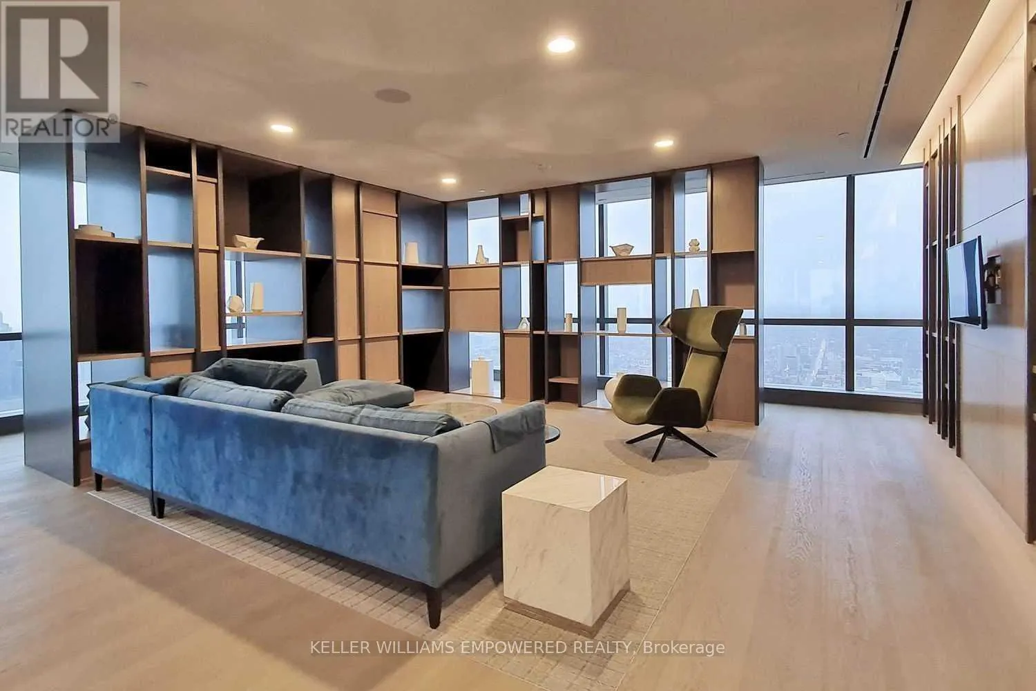 2109 - 7 GRENVILLE STREET