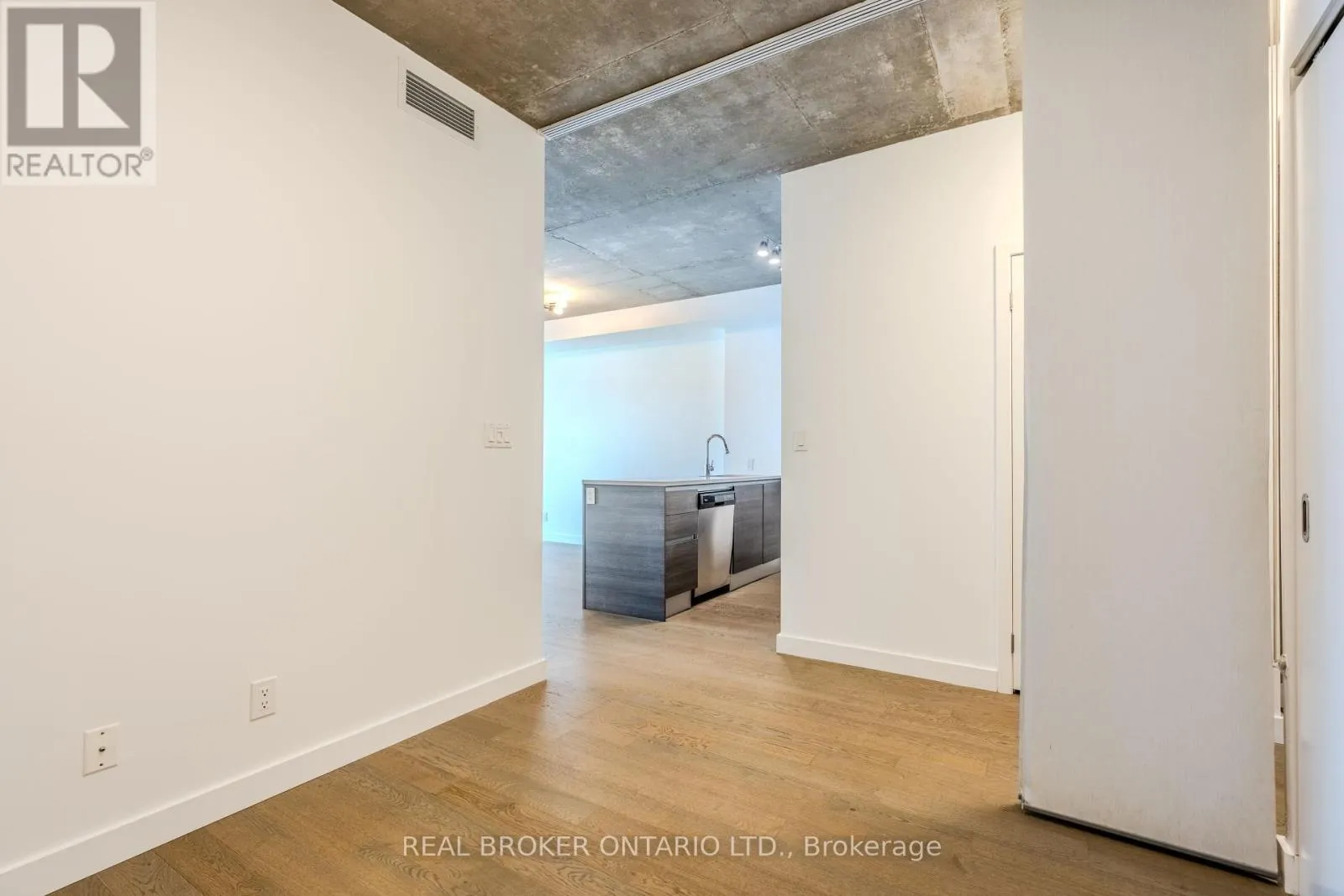 1411 - 111 BATHURST STREET
