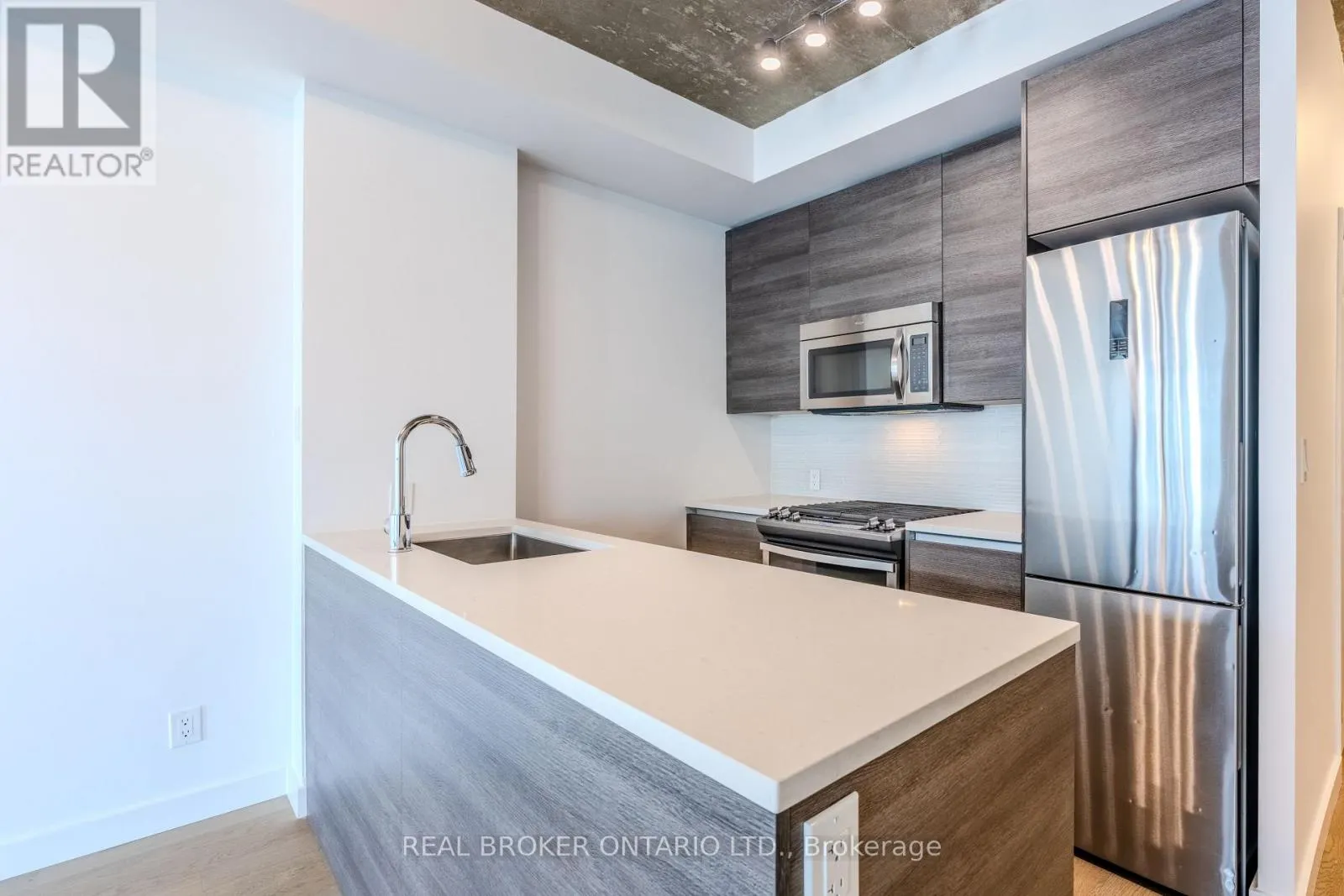 1411 - 111 BATHURST STREET