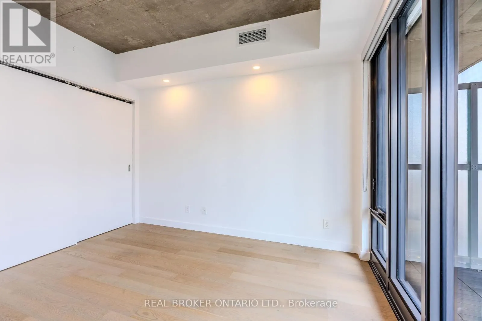 1411 - 111 BATHURST STREET