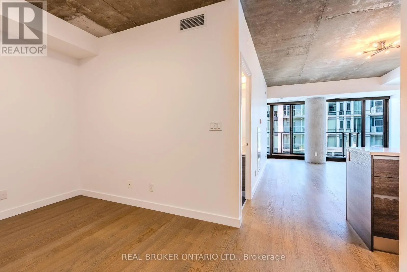 1411 - 111 BATHURST STREET