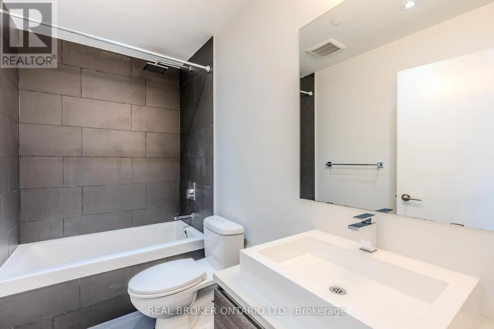 1411 - 111 BATHURST STREET