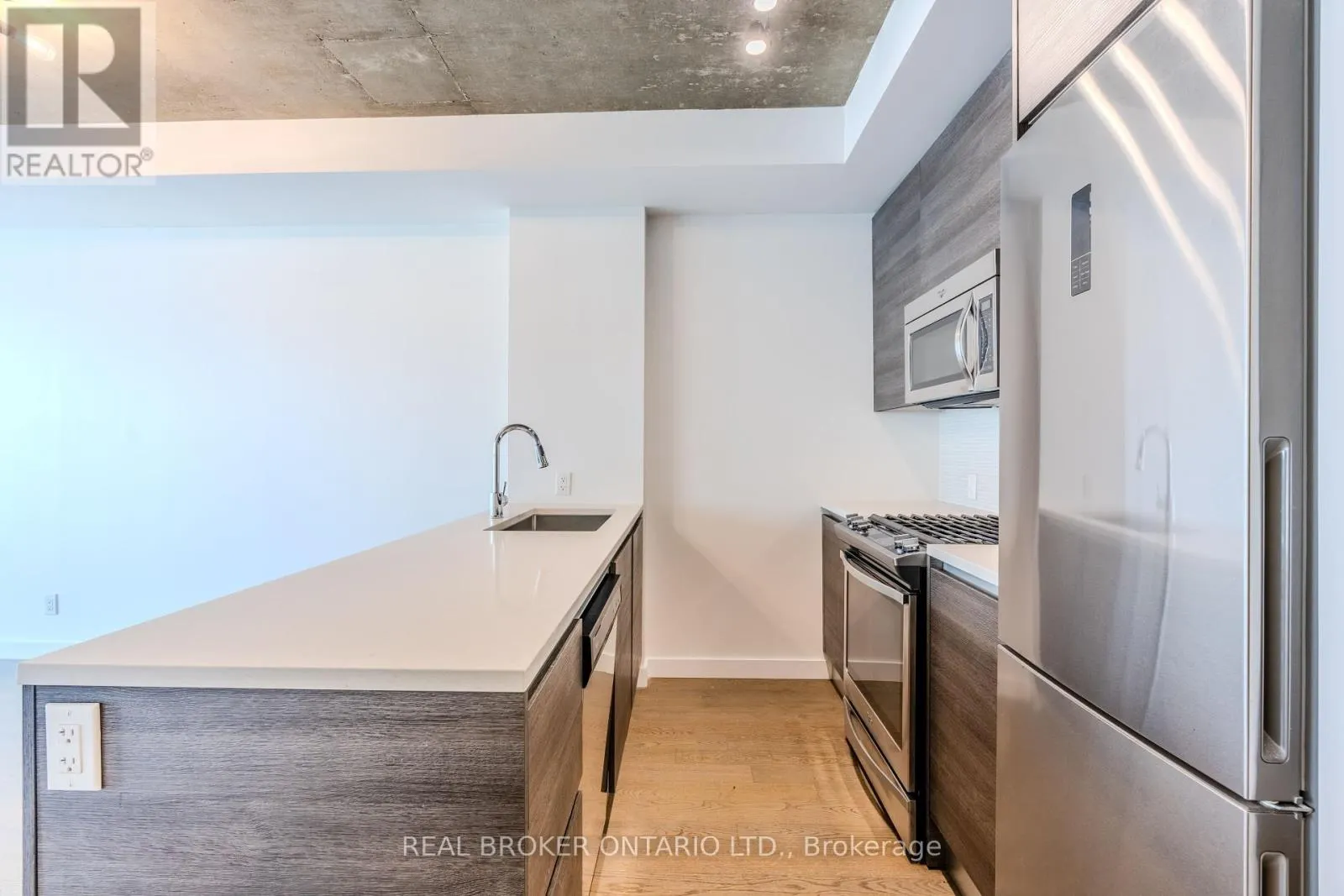 1411 - 111 BATHURST STREET