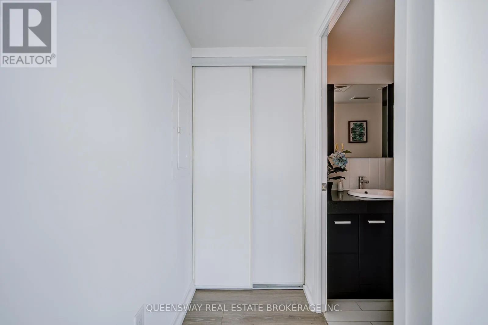 1011 - 29 SINGER COURT