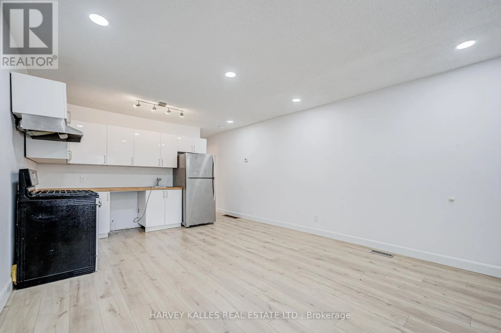 MAIN - 184 CEDRIC AVENUE