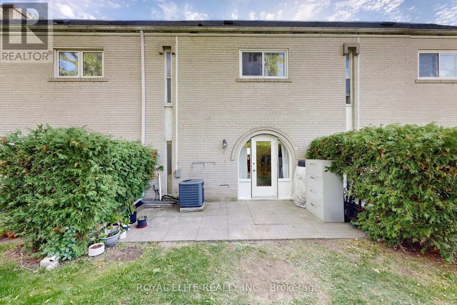 151 - 9 ESTERBROOKE AVENUE