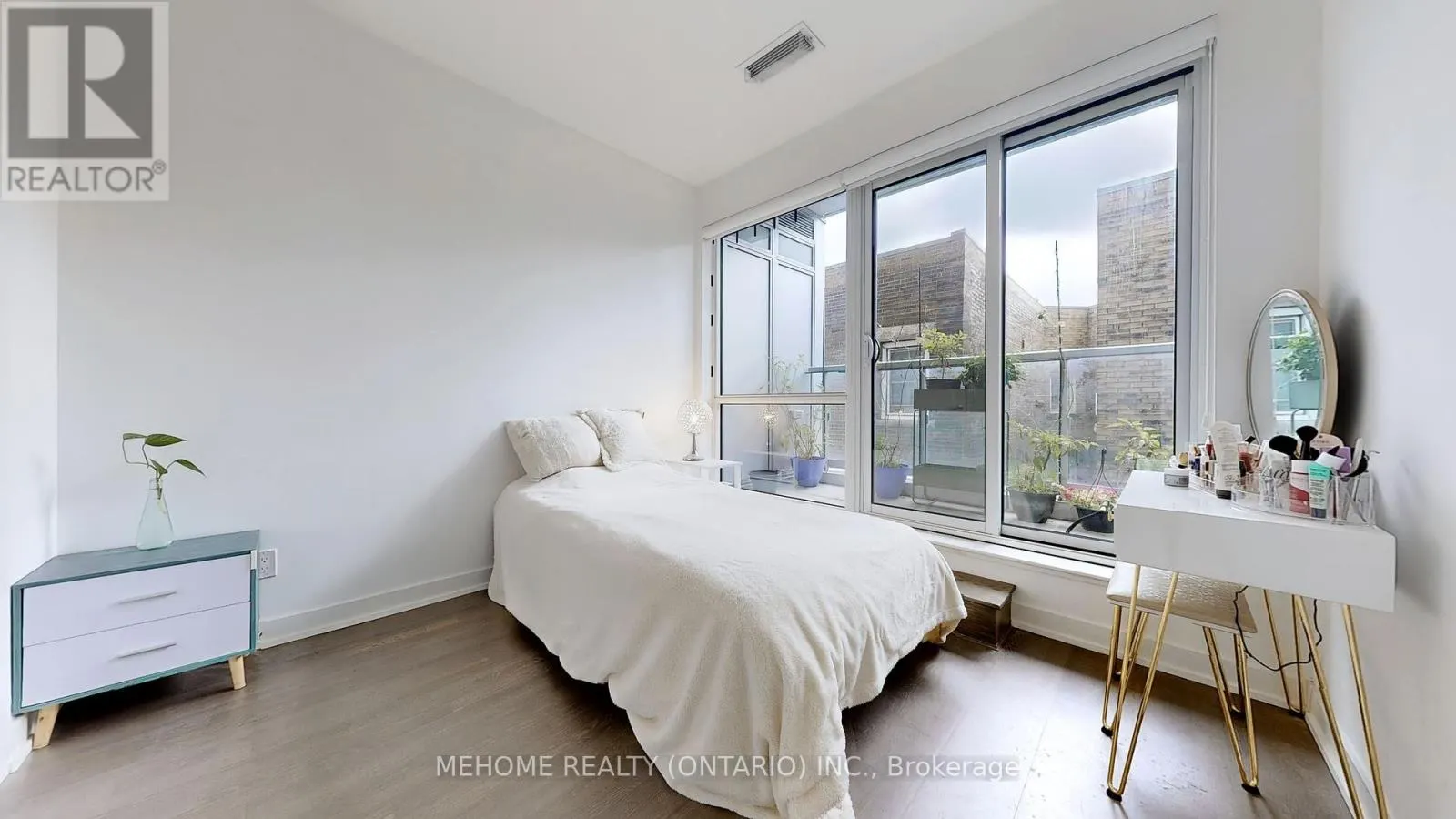 204 - 501 ST. CLAIR AVENUE W