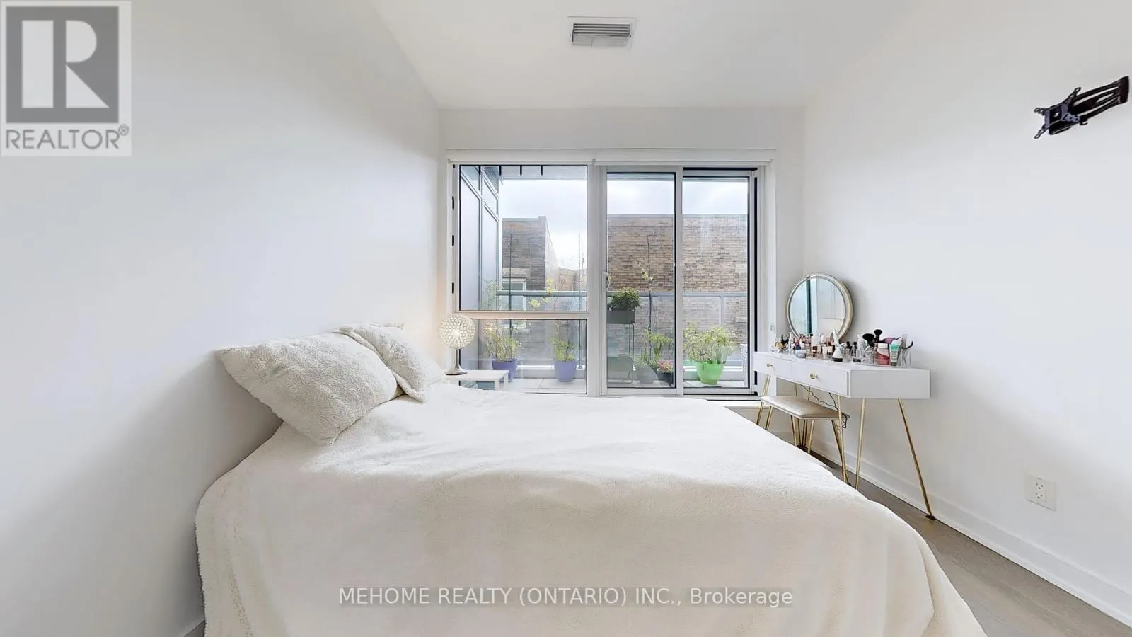 204 - 501 ST. CLAIR AVENUE W