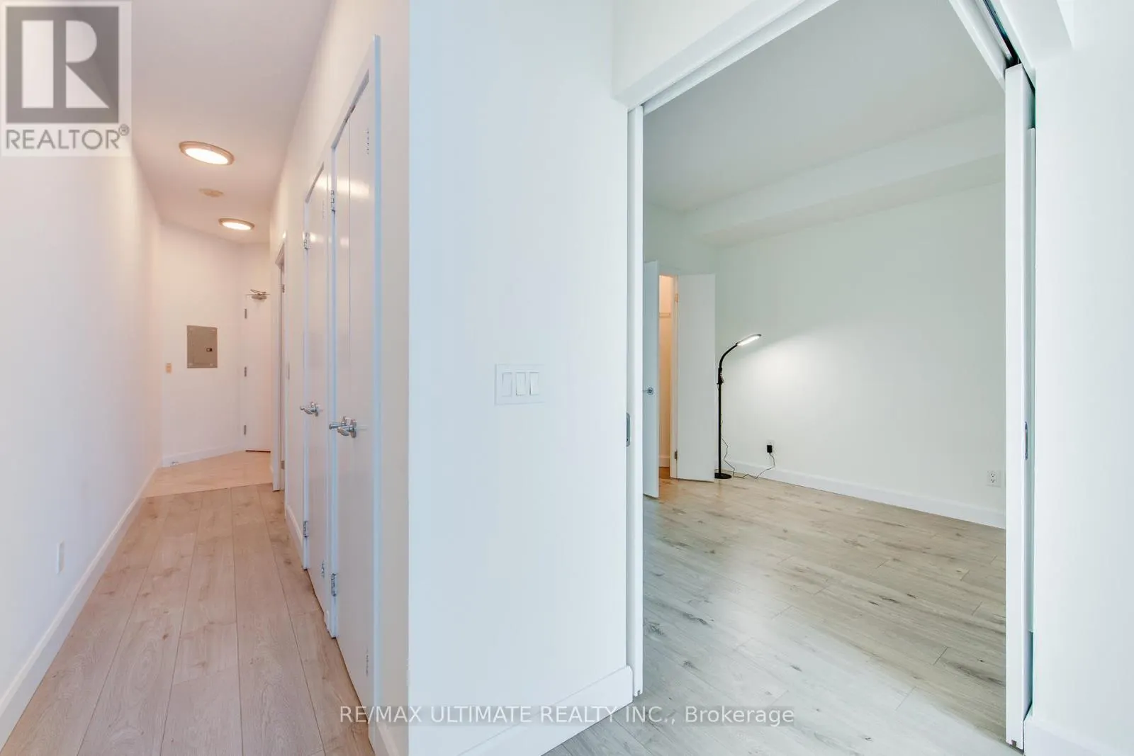 2305 - 218 QUEENS QUAY W