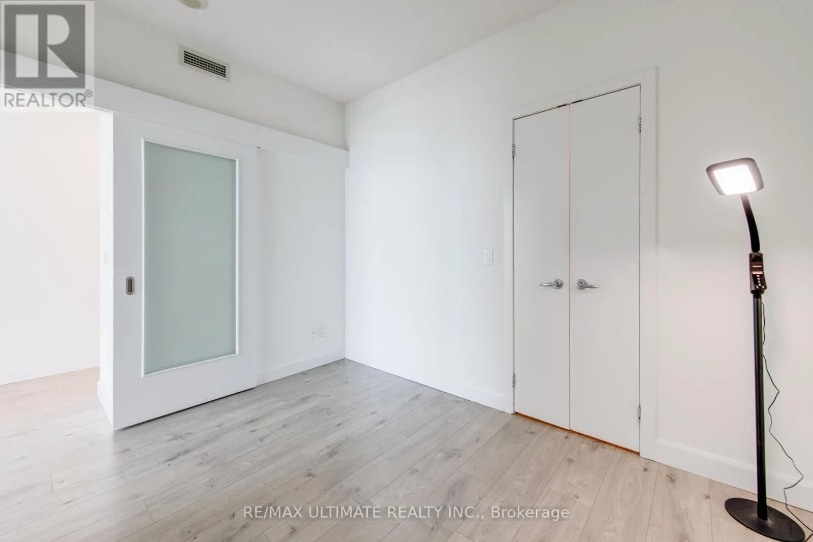 2305 - 218 QUEENS QUAY W