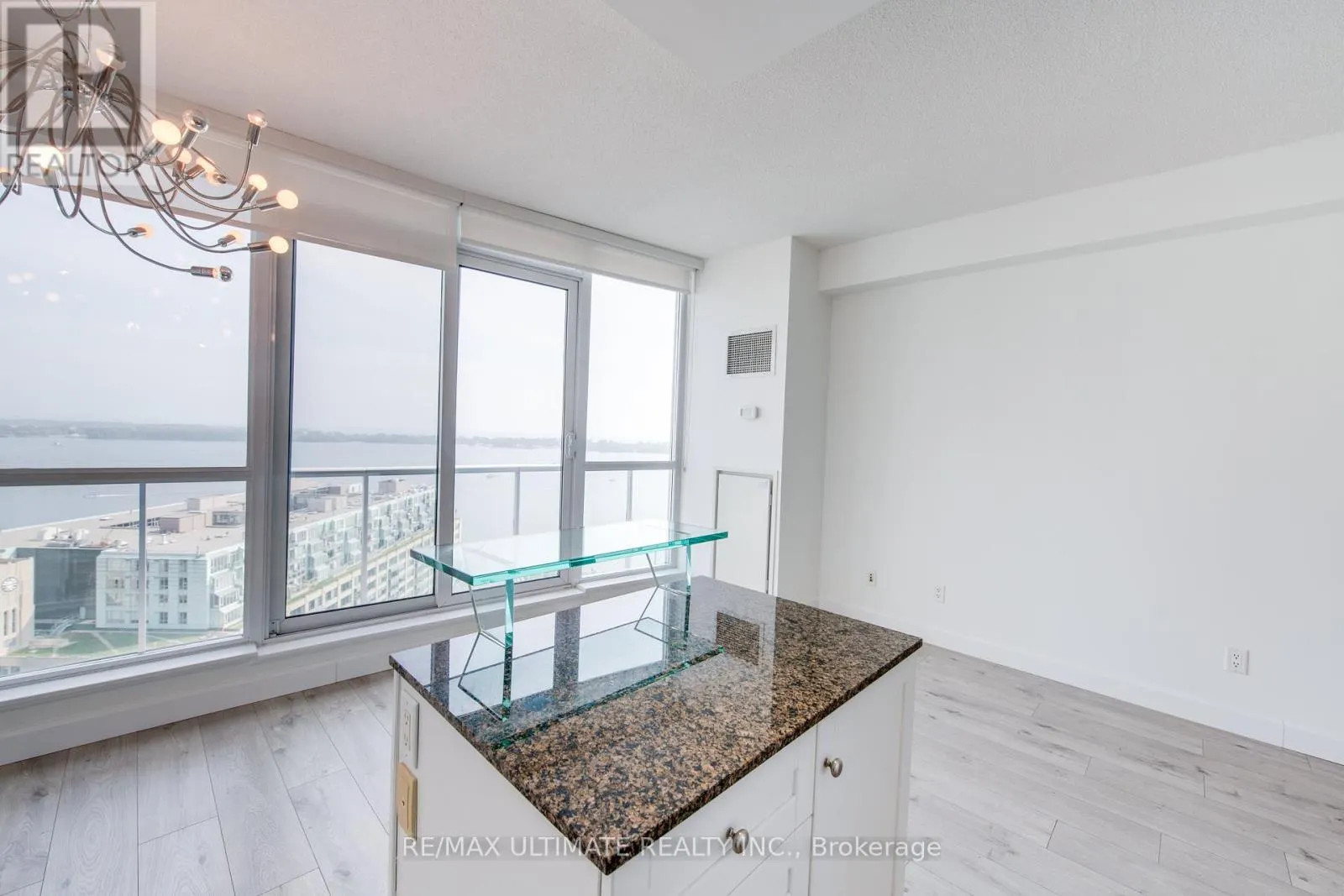 2305 - 218 QUEENS QUAY W