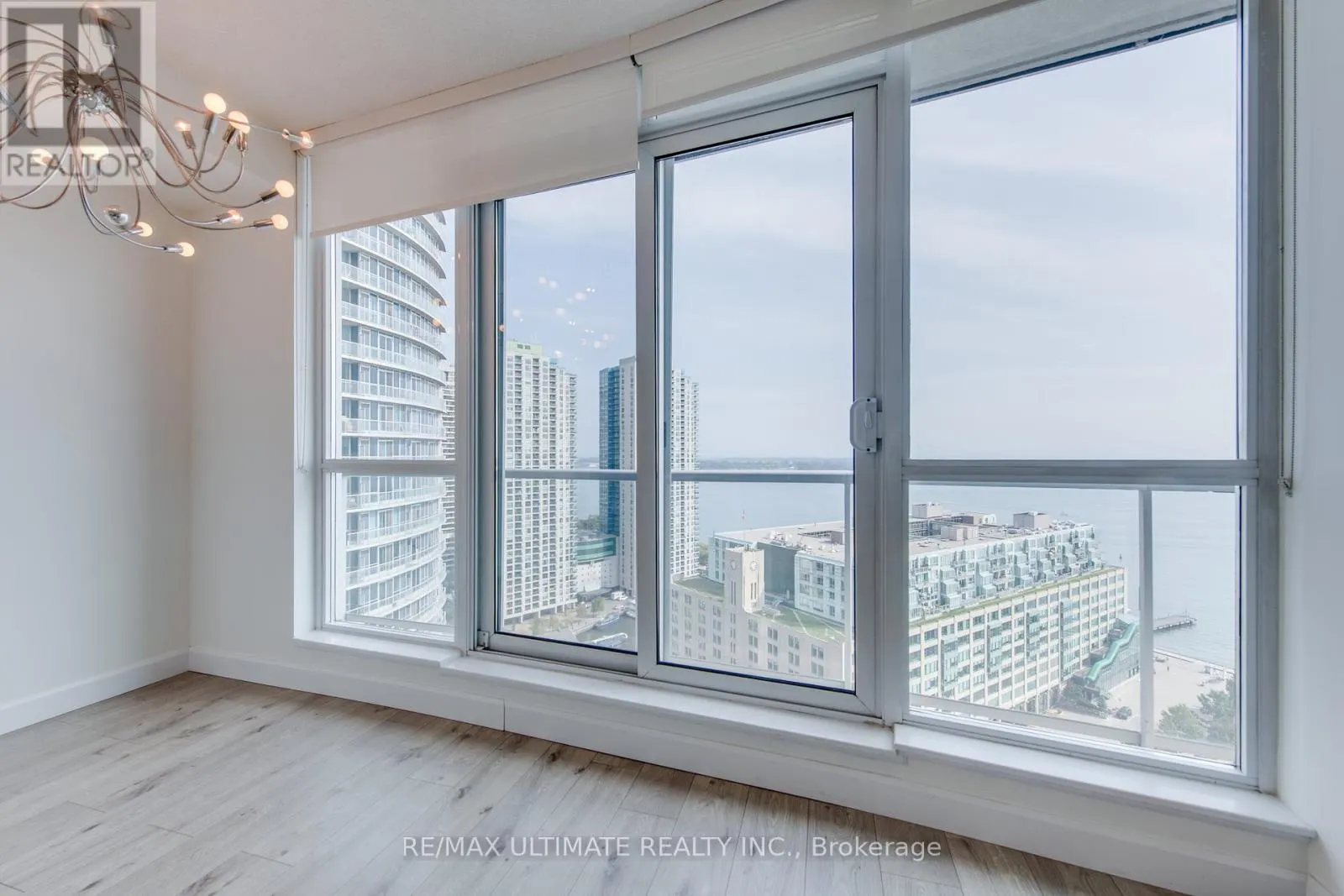 2305 - 218 QUEENS QUAY W