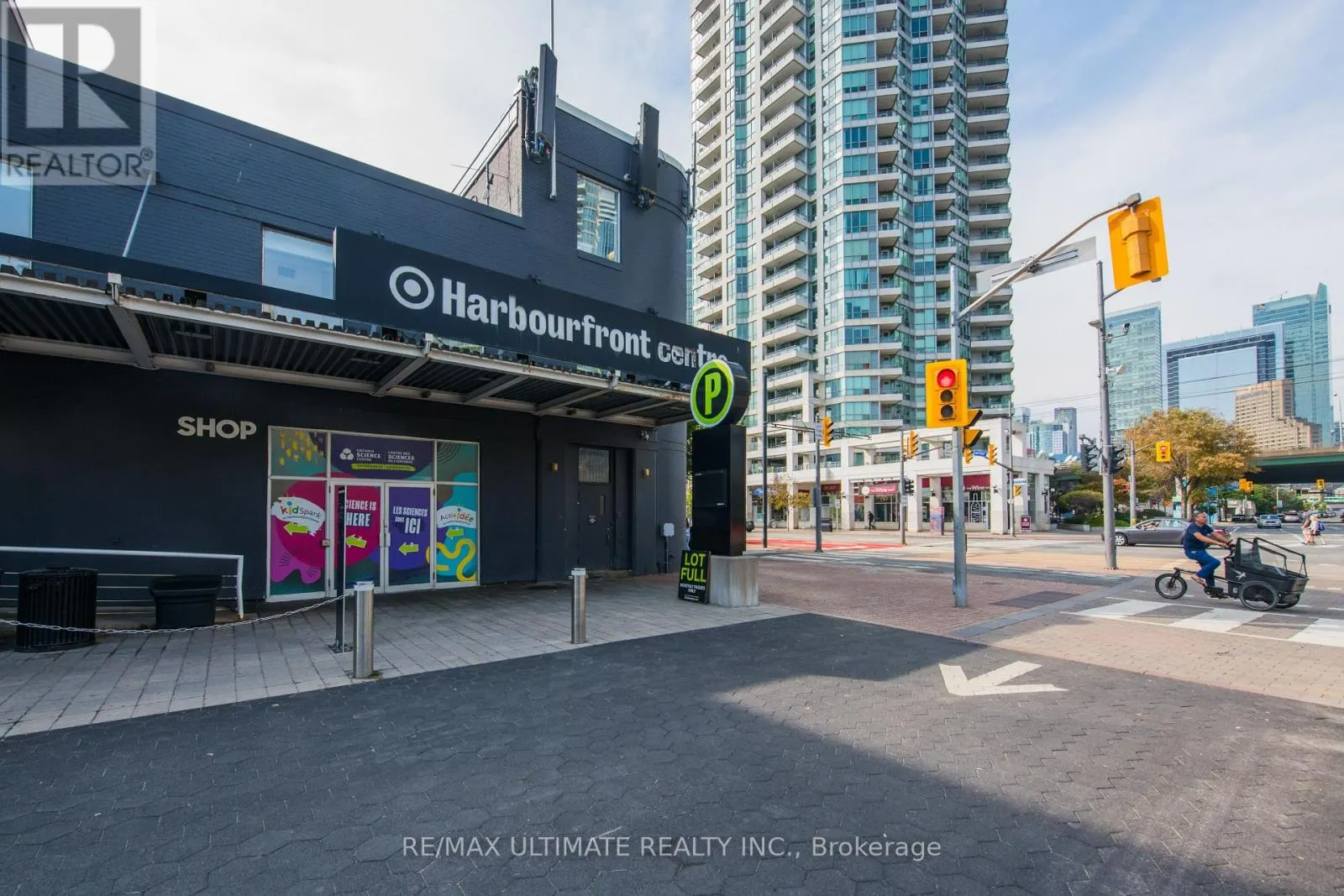 2305 - 218 QUEENS QUAY W