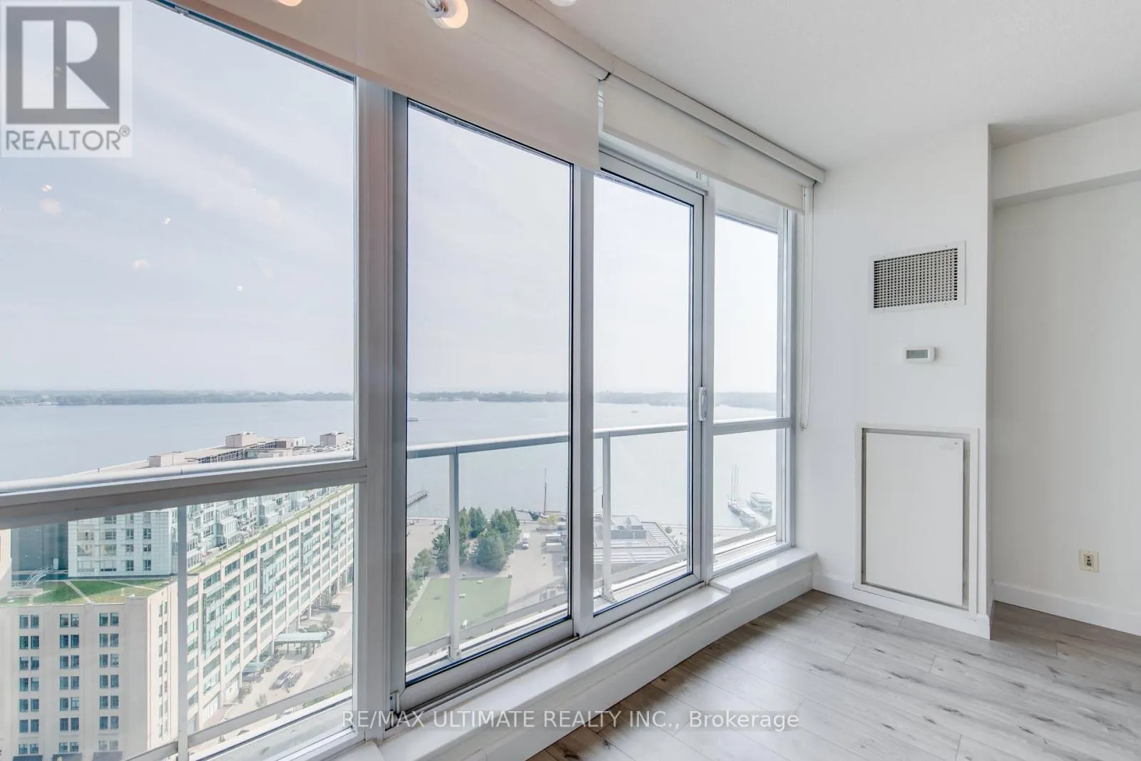 2305 - 218 QUEENS QUAY W