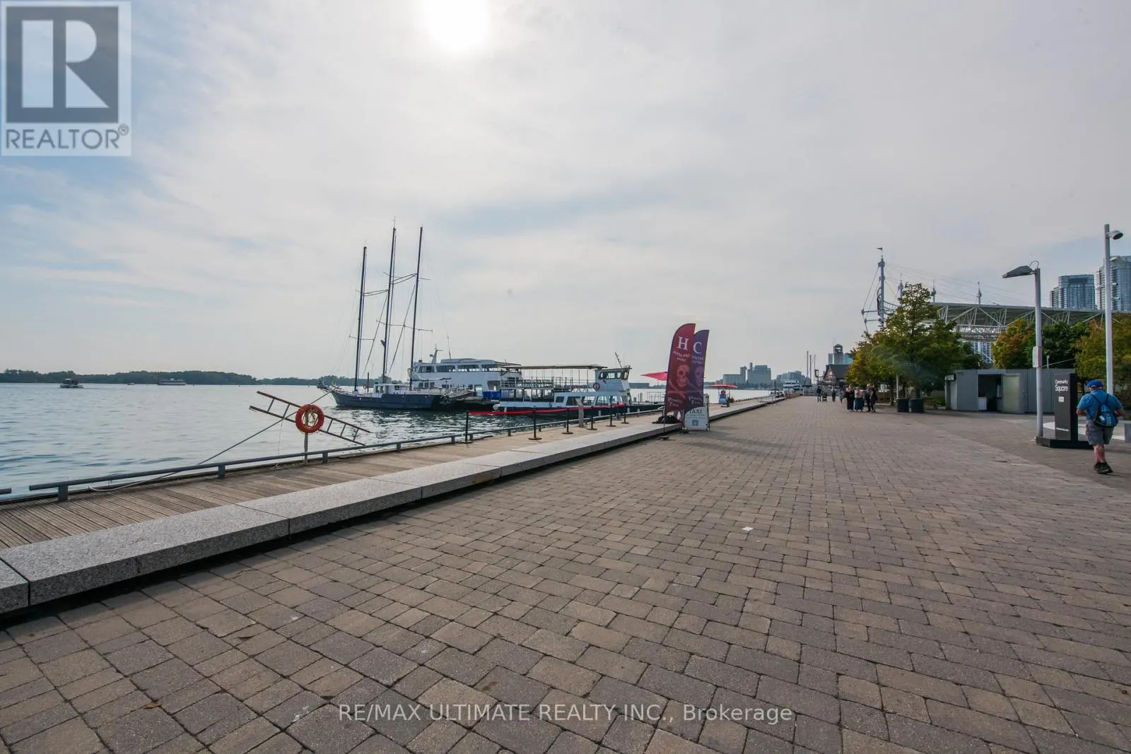 2305 - 218 QUEENS QUAY W